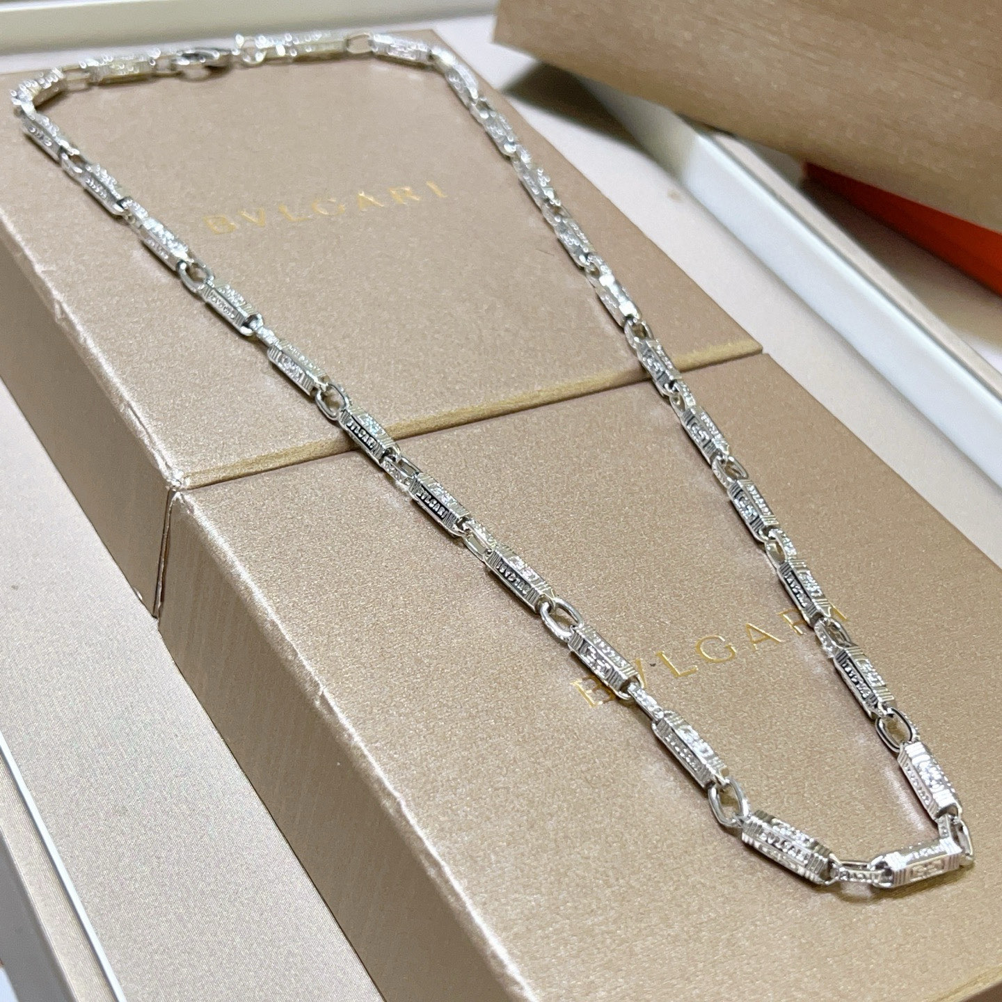 NO:386107,Bulgari necklace V gold material BVLGARI DIVAS’ DREAM series Perfect appearance and invincible details. The unique color is completely impeccable, and is decorated with a classic ring shape design. It is simple but elegant and eye-catching. The combination of V gold makes the complexion more elegant and charming. The same style as men and women Bulgari necklace, jewelry boutique, bottega veneta, bvlgari, bvlgari, necklace19860909批 宝格丽项链V金材质 BVLGARI宝格丽 DIVAS‘ DREAM 系列 品相完美,细节无敌,那种独特的色泽完全无可挑剔,再缀以经典指环外形设计,简约之余却又优雅夺目,V金的组合更显气色,上身雅致动人.男女同款 宝格丽项链,饰品精品,bottega veneta,bvlgari,bvlgari,necklace,Jewelry