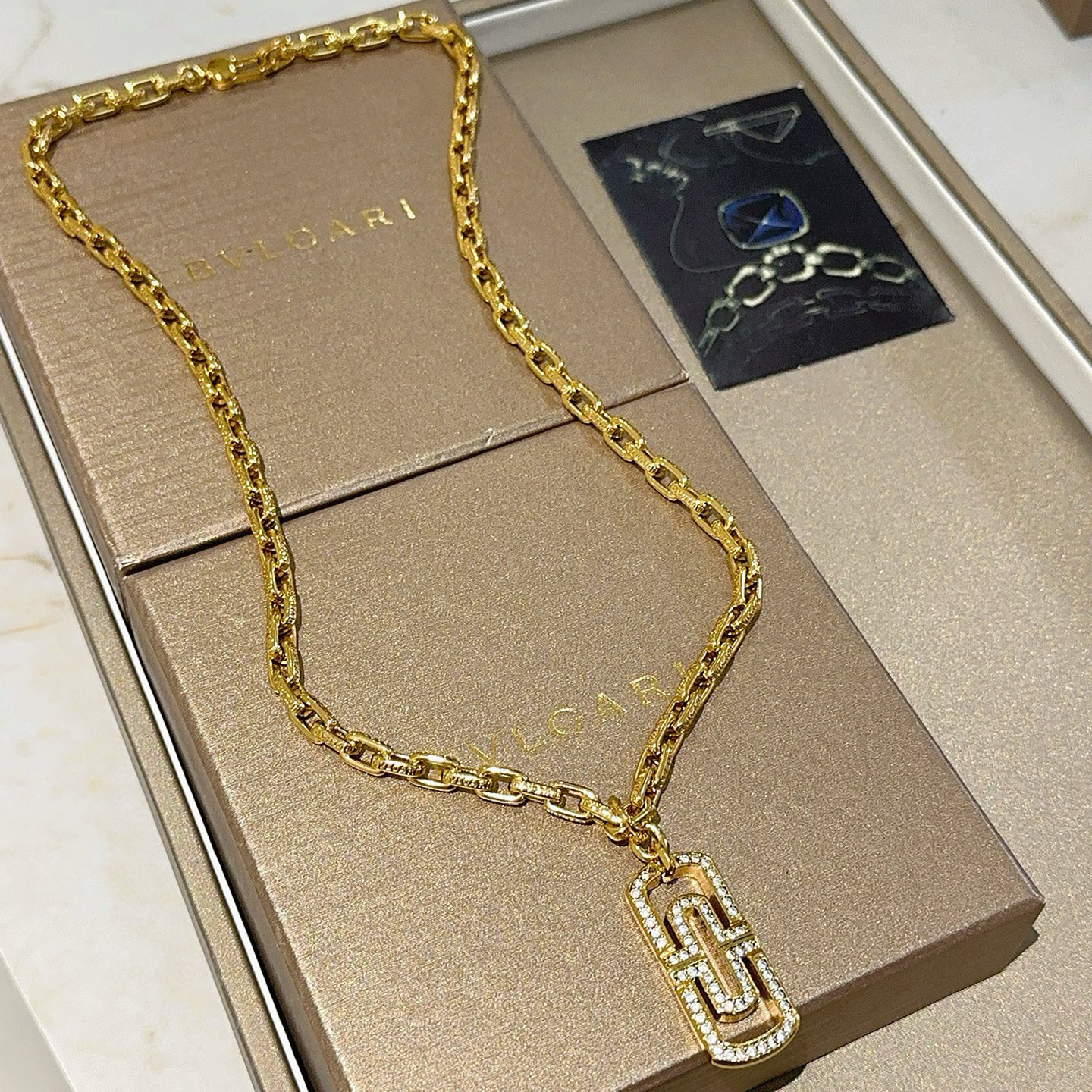 NO:386116,Bulgari necklace V gold material BVLGARI DIVAS’ DREAM series Perfect appearance and invincible details. The unique color is completely impeccable, and is decorated with a classic ring shape design. It is simple but elegant and eye-catching. The combination of V gold makes the complexion more elegant and charming. The same style as men and women Bulgari necklace 60cm, jewelry quality, bottega veneta, bvlgari, bvlgari, necklace19860909批.宝格丽项链V金材质 BVLGARI宝格丽 DIVAS‘ DREAM 系列 品相完美,细节无敌,那种独特的色泽完全无可挑剔,再缀以经典指环外形设计,简约之余却又优雅夺目,V金的组合更显气色,上身雅致动人.男女同款 宝格丽项链 60cm,饰品精品,bottega veneta,bvlgari,bvlgari,necklace,Jewelry