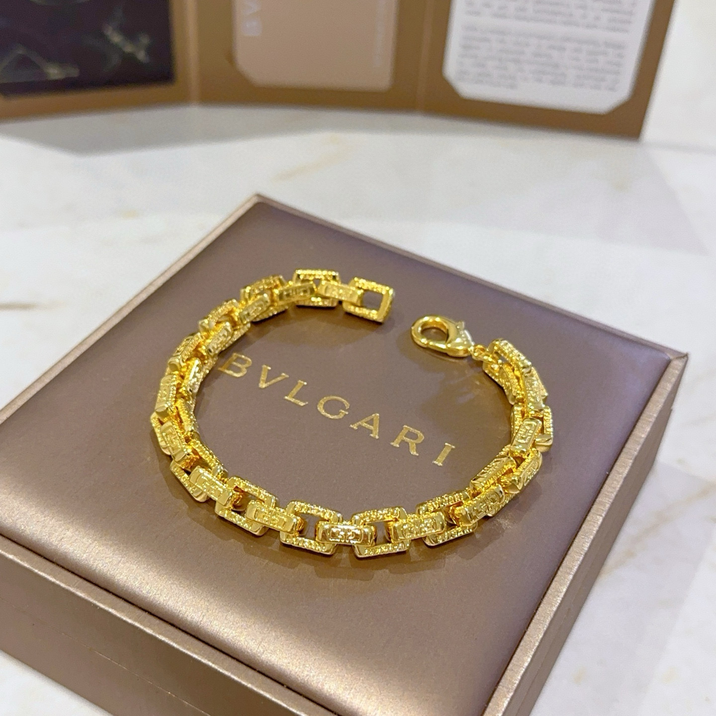NO:386136,Bulgari bracelet made of V gold. BVLGARI DIVAS' DREAM series. Perfect appearance and invincible details. The unique color is completely impeccable. It is decorated with a classic ring shape design. It is simple but elegant and eye-catching. The V gold inlaid pure handmade combination makes it look more elegant and attractive. The same style as men and women. Bulgari bracelet size: 18 20 22 24 cm, fine jewelry, bottega veneta, bvlgari, bvlgari, bracelet19860909批.宝格丽手链V金材质.BVLGARI宝格丽 DIVAS‘ DREAM 系列 品相完美,细节无敌,那种独特的色泽完全无可挑剔,再缀以经典指环外形设计,简约之余却又优雅夺目,V金镶嵌纯手工的组合更显气色,上手雅致动人.男女同款 宝格丽手链尺寸:18 20 22 24厘米,饰品精品,bottega veneta,bvlgari,bvlgari,bracelet,Jewelry