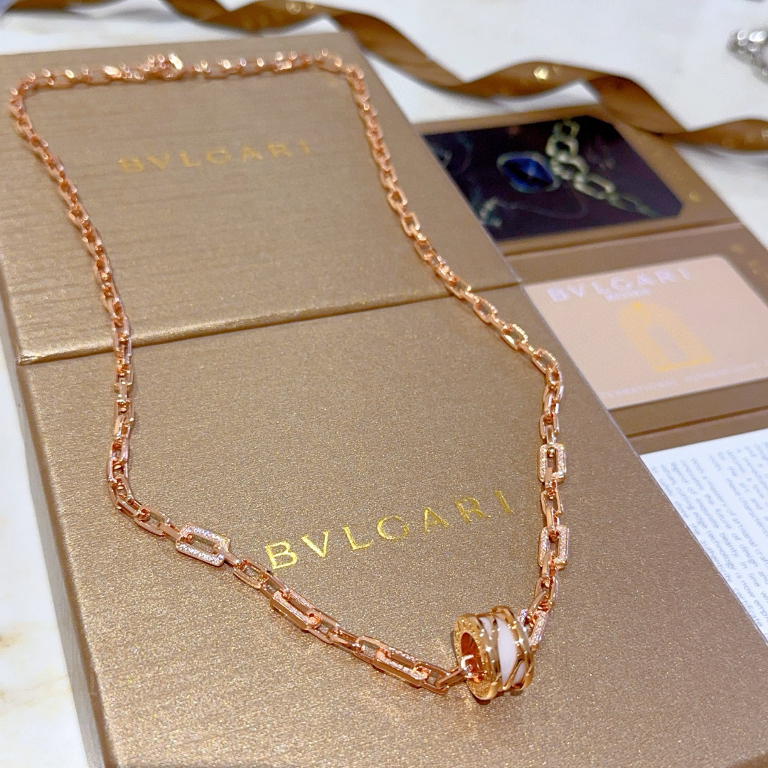 NO:386144,Bulgari necklace V gold material. BVLGARI DIVAS’ DREAM ceramic series perfect appearance and invincible details. The unique color is completely impeccable, and it is decorated with a classic ring shape design. It is simple but elegant and eye-catching. The combination of rose gold makes the complexion look more elegant and charming. The same style as men and women Bulgari necklace, jewelry boutique, bottega veneta, bvlgari, bvlgari, necklace19860909批.宝格丽项链V金材质 .BVLGARI宝格丽 DIVAS‘ DREAM 陶瓷系列 品相完美,细节无敌,那种独特的色泽完全无可挑剔,再缀以经典指环外形设计,简约之余却又优雅夺目,玫瑰金的组合更显气色,上身雅致动人.男女同款 宝格丽项链,饰品精品,bottega veneta,bvlgari,bvlgari,necklace,Jewelry