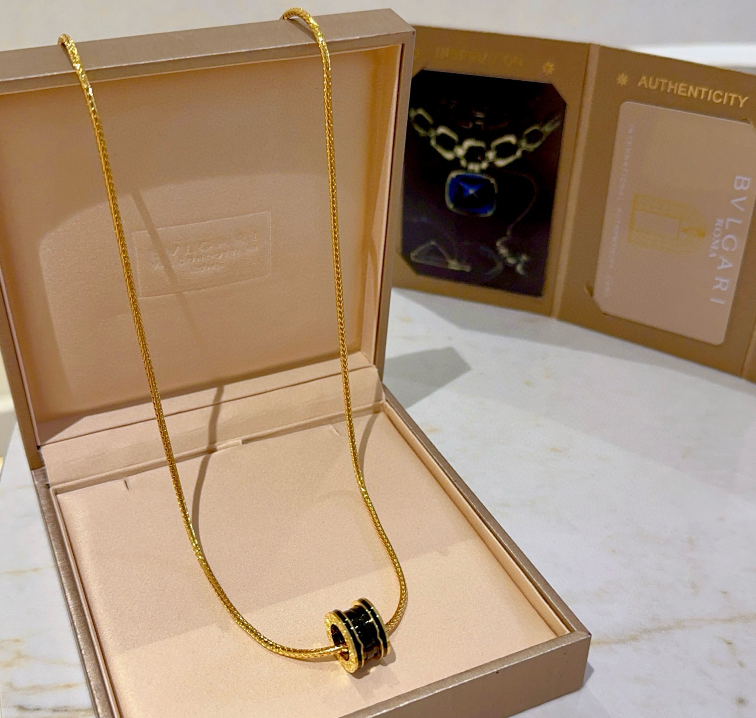 NO:386157,Bulgari necklace V gold material. BVLGARI DIVAS' DREAM series. Perfect appearance and invincible details. The unique color is completely impeccable. It is decorated with a classic ring shape design. It is simple but elegant and eye-catching. The 18K combination makes the complexion look more elegant and charming. The same style as men and women. Bulgari necklace, jewelry boutique, bottega veneta, bvlgari, bvlgari, necklace19860909批.宝格丽项链V金材质.BVLGARI宝格丽 DIVAS‘ DREAM 系列 品相完美,细节无敌,那种独特的色泽完全无可挑剔,再缀以经典指环外形设计,简约之余却又优雅夺目,18K组合更显气色,上身雅致动人.男女同款 宝格丽项链,饰品精品,bottega veneta,bvlgari,bvlgari,necklace,Jewelry