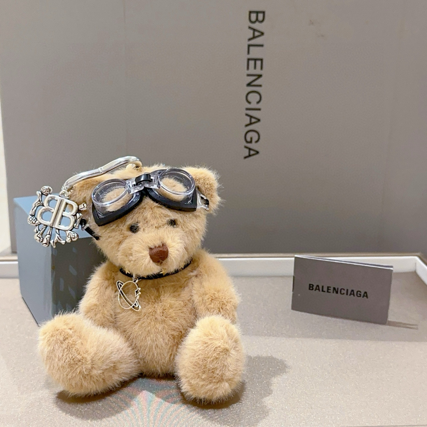 NO:386127,New products released Balenciaga bag hanging keychain Balenciaga keychain The latest bag hanging decoration is higher grade star style classic co-branded design concept keychain series Detailed version aging Non-market glossy version This model has been released. Balenciaga is very easy to match with trendy backpacks, jewelry quality, balenciaga, backpacks, keychain19860909批新品发布 巴黎世家包包挂饰钥匙扣 巴黎世家钥匙扣 最新款包包挂饰档次更高明星同款 经典款联名设计理念钥匙扣系列 细节对版做旧处理 非市面亮面版型 这款一直在出 巴黎世家里面热卖款 非常好搭配潮流背包,饰品精品,balenciaga,backpacks,keychain,Jewelry