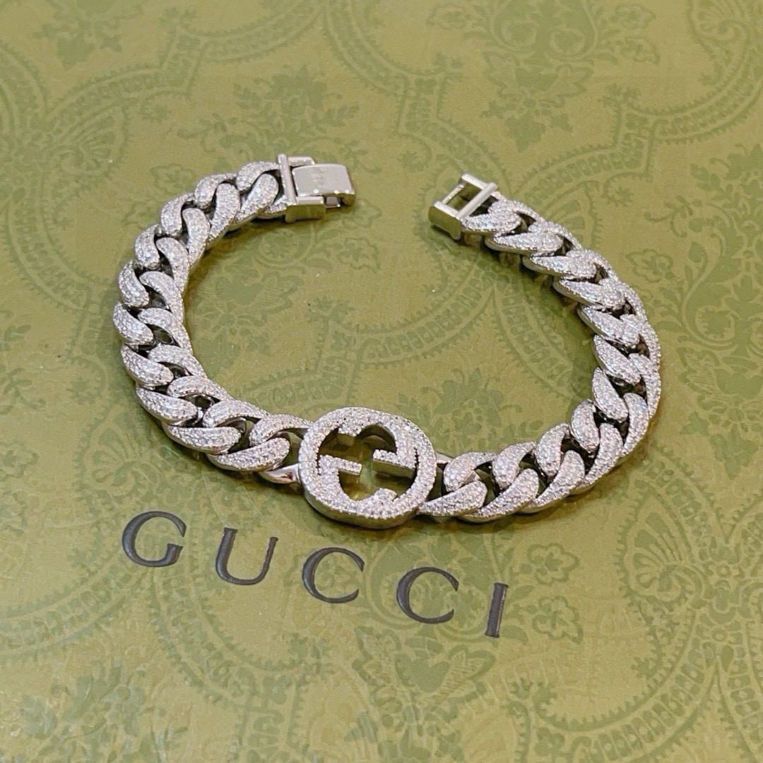 NO:386211,. The latest luxury Gucci bracelet full diamonds. The latest classic model of Gucci bracelet. Each diamond is made of exquisite inlay craftsmanship. It is exquisite, regardless of style or texture. It is absolutely top feel. Just take a look and you will understand the original logo. Super nice. The best choice for matching clothes, the same style as men and women. A must-have artifact. Number of 17cm~24cm, fine jewelry, gucci, gucci, bracelet19860909批 . 最新出炉满钻奢华古驰手链 Gucci古驰手链最新款的经典款 每一颗钻都是镶嵌工艺精细打造 精致无论款式 质感 都是绝对的顶尖feel 只要看一眼就懂了原版logo 超 nice 搭配衣服最佳的选择,男女同款 必备神器 码数17cm~24cm,饰品精品,gucci,gucci,bracelet,Jewelry