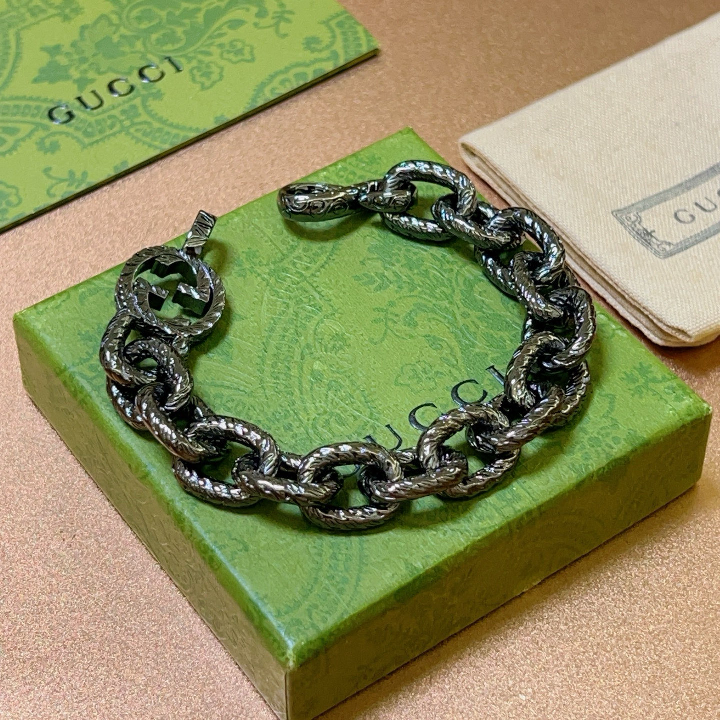 NO:386241,. 2025 latest local bracelet, exclusive high quality, the latest classic model of Gucci bracelet, exquisite, no matter the style or texture, it is absolutely top feel. Just take a look and you will understand it. Super nice. The best choice for matching clothes, a must-have artifact for men and women. The number of 18 to 23 cm, the quality of jewelry, gucci, gucci, bracelet19860909批. 2025最新出炉土豪版手链 独家高品质 Gucci古驰手链最新款的经典款 精致无论款式 质感 都是绝对的顶尖feel 只要看一眼就懂了超 nice 搭配衣服最佳的选择,男女同款必备神器 码数18到23公分,饰品精品,gucci,gucci,bracelet,Jewelry