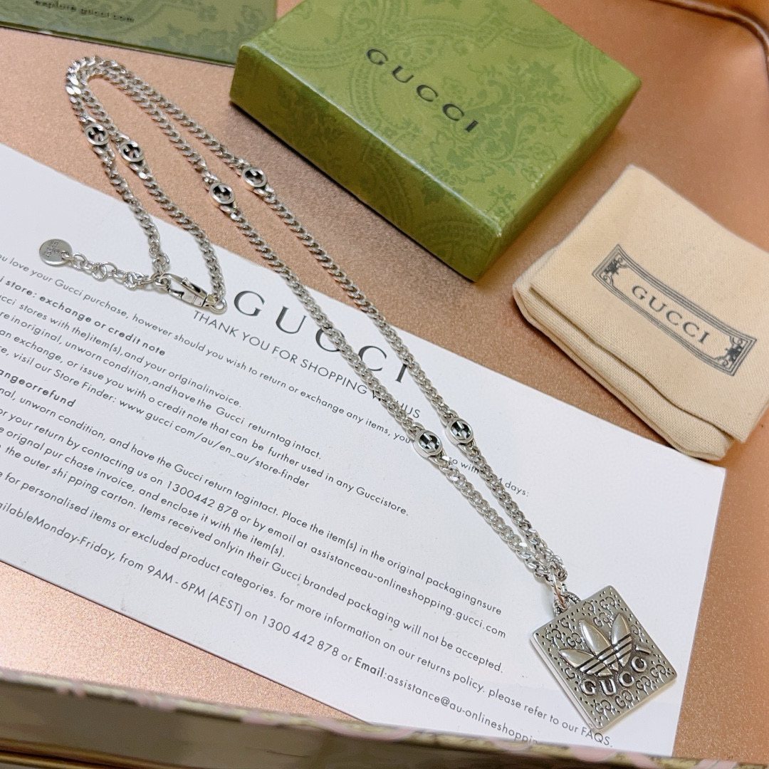 NO:386176,The latest model of Gucci necklace is higher in chain grade, star style, the same style Anger Forest series double G pendant Gucci necklace, chain length 60 cm can be changed, details are used to treat the version, non-market glossy version, this model has been released, Gucci is popular in it, very easy to match with trendy clothes, jewelry quality, gucci, necklace19860909批 古驰项链最新款链条档次更高明星同款Anger Forest系列双G吊坠古驰项链 链长60厘米可改长度 细节对版做旧处理 非市面亮面版型 这款一直在出 古驰里面热卖款 非常好搭配潮流衣服,饰品精品,gucci,necklace,Jewelry