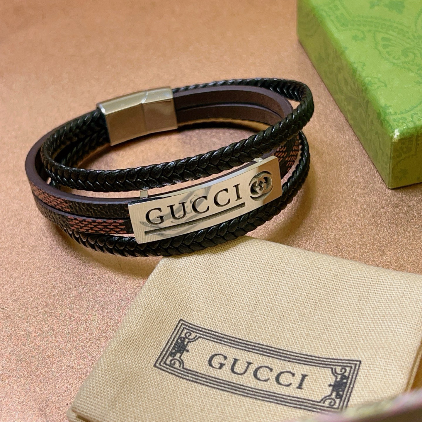 NO:386292,Batch new products are available. Gucci bracelet bracelet latest model pure handmade top layer cowhide material is higher grade. Stars same style. Anger Forest series double G classic series retro silver bracelet bracelet. Details are used to treat the version. Non-market glossy style. This model has been released. Gucci is very good at matching trendy clothes, jewelry quality, gucci, bracelet, cowhide19860909批 新品发售 古驰手绳手环最新款纯手工头层牛皮材质档次更高明星同款Anger Forest系列双G经典款系列复古银手链手绳 细节对版做旧处理 非市面亮面版型 这款一直在出 古驰里面热卖款 非常好搭配潮流衣服,饰品精品,gucci,bracelet,cowhide,Jewelry