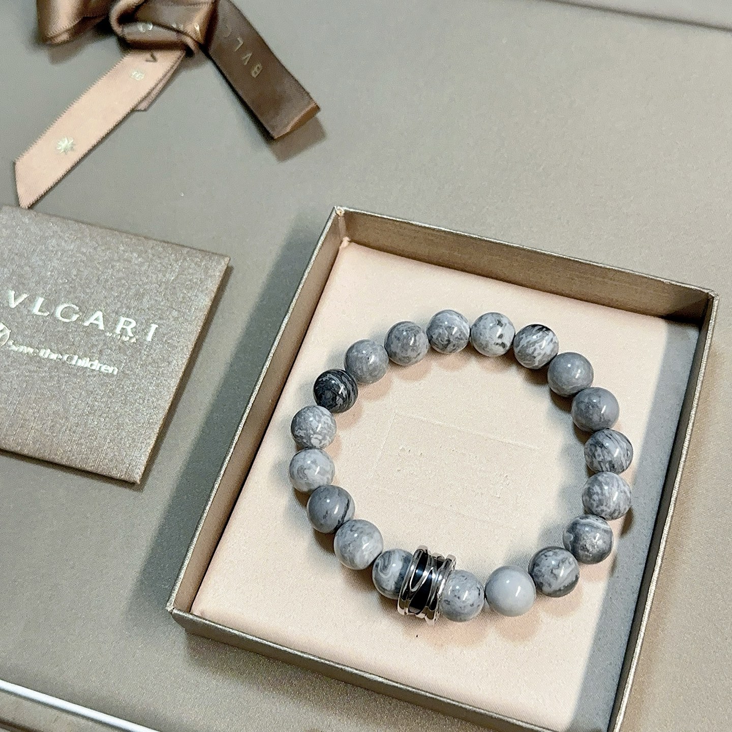 NO:386259,Bulgari bracelet V gold material BVLGARI DIVAS' DREAM series Natural stone is perfect in appearance and invincible in details. The unique color is completely impeccable, and it is decorated with a classic ring shape design. It is simple but elegant and eye-catching. The pure handmade combination of V gold makes the complexion look more elegant and attractive. The same style as men and women Bulgari bracelet size: 18 20 22 24 cm, fine jewelry, bottega veneta, bvlgari, bvlgari, bracelet19860909批.宝格丽手链V金材质 BVLGARI宝格丽 DIVAS‘ DREAM 系列 天然石品相完美,细节无敌,那种独特的色泽完全无可挑剔,再缀以经典指环外形设计,简约之余却又优雅夺目,V金纯手工的组合更显气色,上手雅致动人.男女同款 宝格丽手链尺寸:18 20 22 24厘米,饰品精品,bottega veneta,bvlgari,bvlgari,bracelet,Jewelry