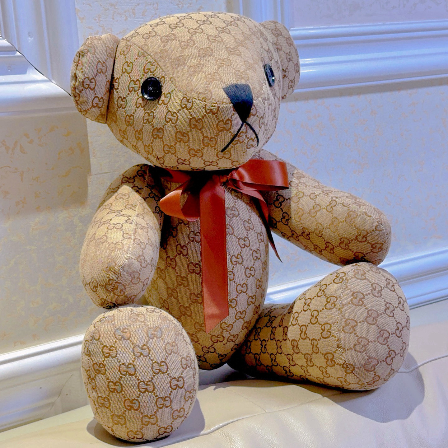 NO:542971,Batch. Extra large hits. Gucci official website first new product Bear doll is available for sale with exclusive high quality. New product exported to France. New product is released. Gucci's bear doll has exclusive joints that can be movable, pure handmade craftsmanship, texture and fullness are all in place. There are not many spots, and the hands are slow and have no time. Super cute. Looking forward to my bear. Put it in the car and put it at home. It is full of high-end 70cm size, and it is very fun to hold it in your hands., jewelry quality, gucci19860909批. 超大号爆款来袭 古驰官网首发新品小熊玩偶独家高品质发售 出口法国订单新品发布 ,古驰的的一款小熊公仔独家关节可动,纯手工制作工艺 质感 饱满度全部到位 现货不多,手慢无 超级可爱的 期待我的小熊.放车里放家里高级感满满 70cm的尺寸,抱在手里特别好玩.,饰品精品,gucci,Jewelry