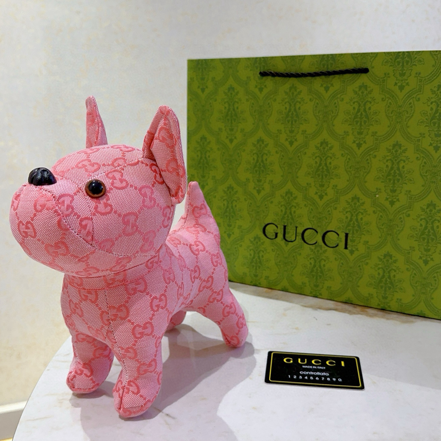NO:533523,Batch. Hot products are coming. Gucci official website first new product dog doll is available for sale exclusively with high quality. New product exported to France. Gucci's puppy doll is exclusively movable joints, pure handmade craftsmanship, texture and fullness are all in place. There are not many spots, slow hands are super cute. Looking forward to my puppy. Put it in the car and put it at home. It is full of high-end 30cm size, fine jewelry, gucci19860909批. 爆款来袭 古驰官网首发新品狗狗玩偶独家高品质发售 出口法国订单新品发布 ,古驰的的一款小狗公仔独家关节可动,纯手工制作工艺 质感 饱满度全部到位 现货不多,手慢无 超级可爱的 期待我的小狗.放车里放家里高级感满满 30cm的尺寸,饰品精品,gucci,Jewelry
