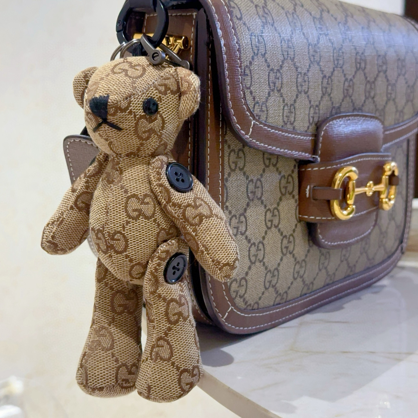 NO:533525,New product release Gucci keychain Gucci bag buckle Latest bag hanging accessories higher grade Celebrity same Anger Forest series dual G classic co-branded design concept keychain series Details are used for the old version Non-market glossy version This model has been released. Gucci is very good to match with trendy backpacks, jewelry boutiques, gucci, backpacks, keychain19860909批新品发布 古驰钥匙扣 古驰包包扣 最新款包包挂饰档次更高明星同款Anger Forest系列双G经典款联名设计理念钥匙扣系列 细节对版做旧处理 非市面亮面版型 这款一直在出 古驰里面热卖款 非常好搭配潮流背包,饰品精品,gucci,backpacks,keychain,Jewelry