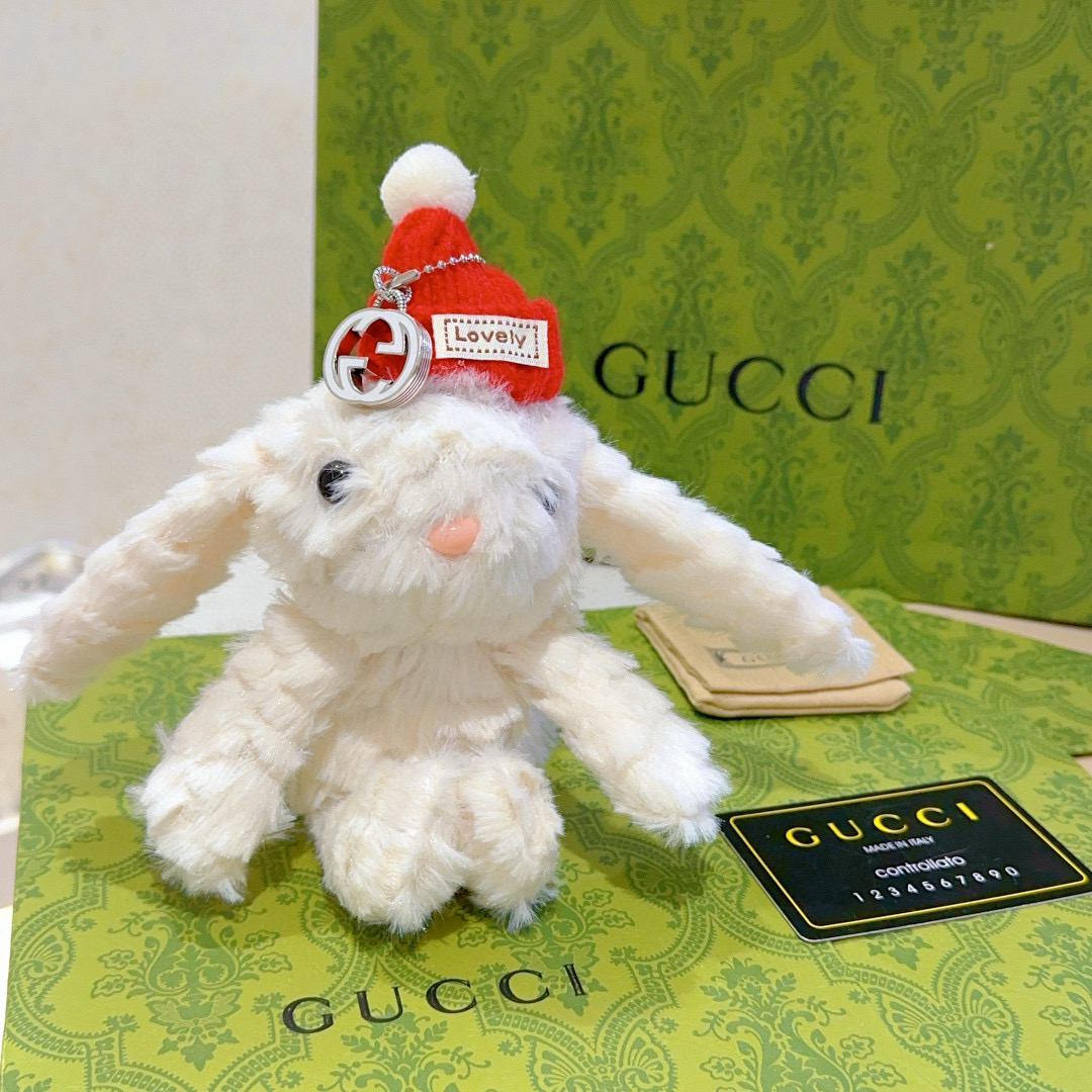 NO:515804,2025 Gucci Rabbit hits the hottest model, new product release Gucci keychain Gucci bag buckle, the latest bag hanging decoration is higher, star style Anger Forest series dual G classic model joint design concept keychain series Details are used for the old version, non-market bright version This model has been released, Gucci is popular in it, very easy to match with trendy backpacks, jewelry boutiques, gucci, backpacks, keychain19860909批2025款古驰兔爆款来袭 新品发布 古驰钥匙扣古驰包包扣 最新款包包挂饰档次更高明星同款Anger Forest系列双G经典款联名设计理念钥匙扣系列 细节对版做旧处理 非市面亮面版型 这款一直在出 古驰里面热卖款 非常好搭配潮流背包,饰品精品,gucci,backpacks,keychain,Jewelry