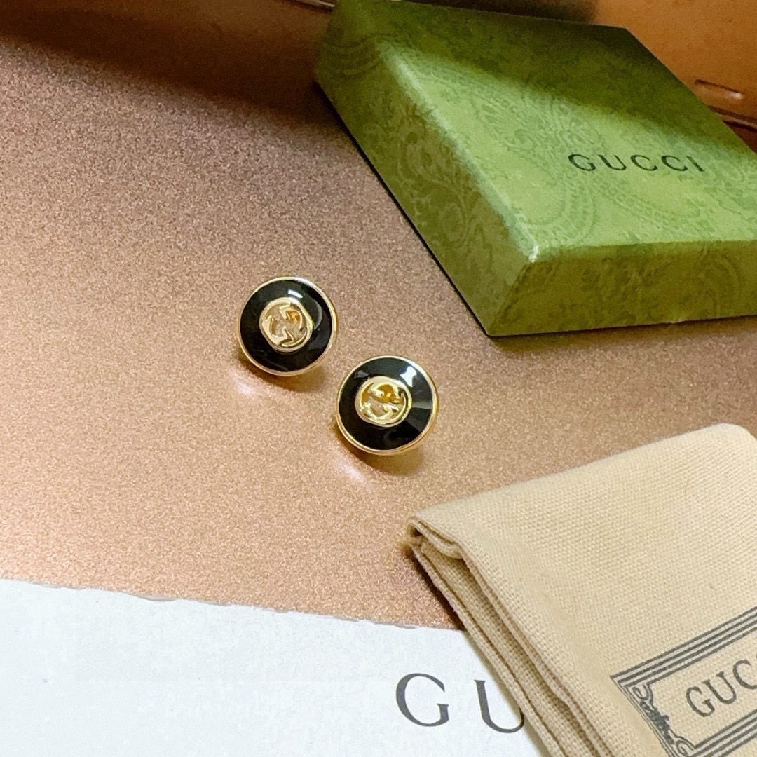 NO:515827,The first release of new products will not be released. The first choice for online celebrities in Douyin’s sales. The latest model of Gucci earrings is higher in grade. The same style as Anger Forest series double G design concept. Retro classic series Gucci earrings make high-end clothes more elegant and more brand-name and personality when going out. Details are used to treat the version. Non-market bright style. This model has been released. Gucci is very good at matching. Premium accessories, gucci19860909批  新品首发不爆不发 抖音带货网红首选 古驰耳钉最新款档次更高明星同款Anger Forest系列双g设计理念复古经典系列古驰耳钉 让高档的衣服搭配更有气质 出去更有牌面和个性 细节对版做旧处理 非市面亮面版型 这款一直在出 古驰里面热卖款 非常好搭配,饰品精品,gucci,Jewelry