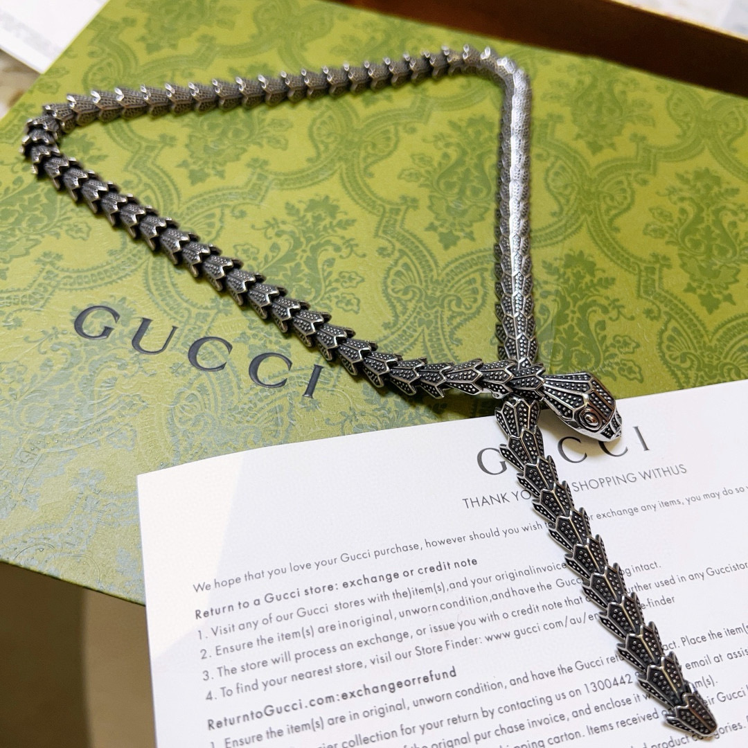 NO:515824,Batch: New products are released without any explosion. The first choice for online celebrities selling goods on Douyin. The latest model of Gucci necklace is higher in chain grade. The same style as Anger Forest series double g full snake design concept retro necklace makes high-end clothes more elegant and more brand-name and personality when going out. Details are used to treat the version. Non-market bright style. This model has been released. Gucci is very good at matching. Premium accessories, gucci, necklace19860909批  新品发布不爆不发 抖音带货网红首选 古驰项链最新款链条档次更高明星同款Anger Forest系列双g全蛇设计理念复古项链 让高档的衣服搭配更有气质 出去更有牌面和个性 细节对版做旧处理 非市面亮面版型 这款一直在出 古驰里面热卖款 非常好搭配,饰品精品,gucci,necklace,Jewelry