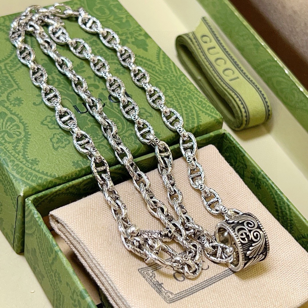NO:515828,No explosion or release, the first choice for online celebrities selling goods in Douyin, Gucci necklace, the latest model of the chain is higher, the same style as the star Anger Forest series double G design concept retro pattern necklace, makes high-end clothes more elegant, and makes them more brand-name and personality when going out, details are used to treat the version, non-market bright style, this model has been released, Gucci is very easy to match, fine jewelry, gucci, necklace19860909批  不爆不发 抖音带货网红首选 古驰项链最新款链条档次更高明星同款Anger Forest系列双g设计理念复古图案项链 让高档的衣服搭配更有气质 出去更有牌面和个性 细节对版做旧处理 非市面亮面版型 这款一直在出 古驰里面热卖款 非常好搭配,饰品精品,gucci,necklace,Jewelry