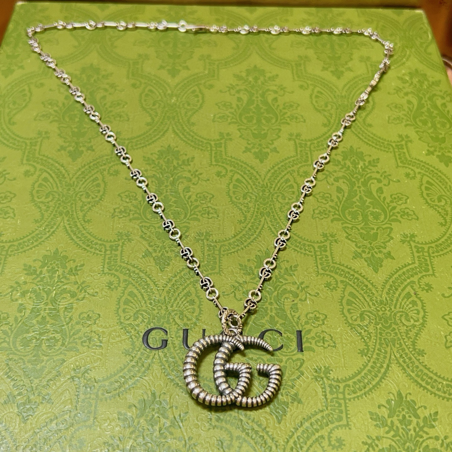 NO:515836,No explosion or release, the first choice for online celebrities selling goods in Douyin, Gucci necklace, the latest model of the chain is higher, the same style as the star Anger Forest series double G design concept retro pattern necklace, makes high-end clothes more elegant, and makes them more brand-name and personality when going out, details are used to treat the version, non-market bright style, this model has been released, Gucci is very easy to match, fine jewelry, gucci, necklace19860909批  不爆不发 抖音带货网红首选 古驰项链最新款链条档次更高明星同款Anger Forest系列双g设计理念复古图案项链 让高档的衣服搭配更有气质 出去更有牌面和个性 细节对版做旧处理 非市面亮面版型 这款一直在出 古驰里面热卖款 非常好搭配,饰品精品,gucci,necklace,Jewelry