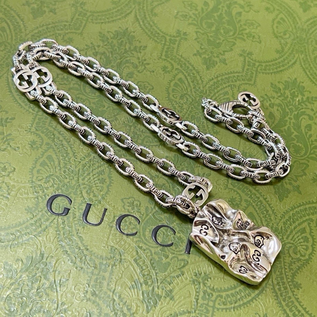 NO:515840,Praise, no explosion, no release, the first choice for online celebrities selling goods in Douyin, Gucci necklace, the latest model of Gucci necklace, the same style as star Anger Forest series double g retro pattern necklace, makes high-end clothes more elegant, and makes them more brand-name and personality when going out, details are used to treat the version, non-market bright style, this model has been released, Gucci is very easy to match, fine jewelry, gucci, necklace19860909批  不爆不发 抖音带货网红首选 古驰项链最新款链条档次更高明星同款Anger Forest系列双g复古图案项链 让高档的衣服搭配更有气质 出去更有牌面和个性 细节对版做旧处理 非市面亮面版型 这款一直在出 古驰里面热卖款 非常好搭配,饰品精品,gucci,necklace,Jewelry