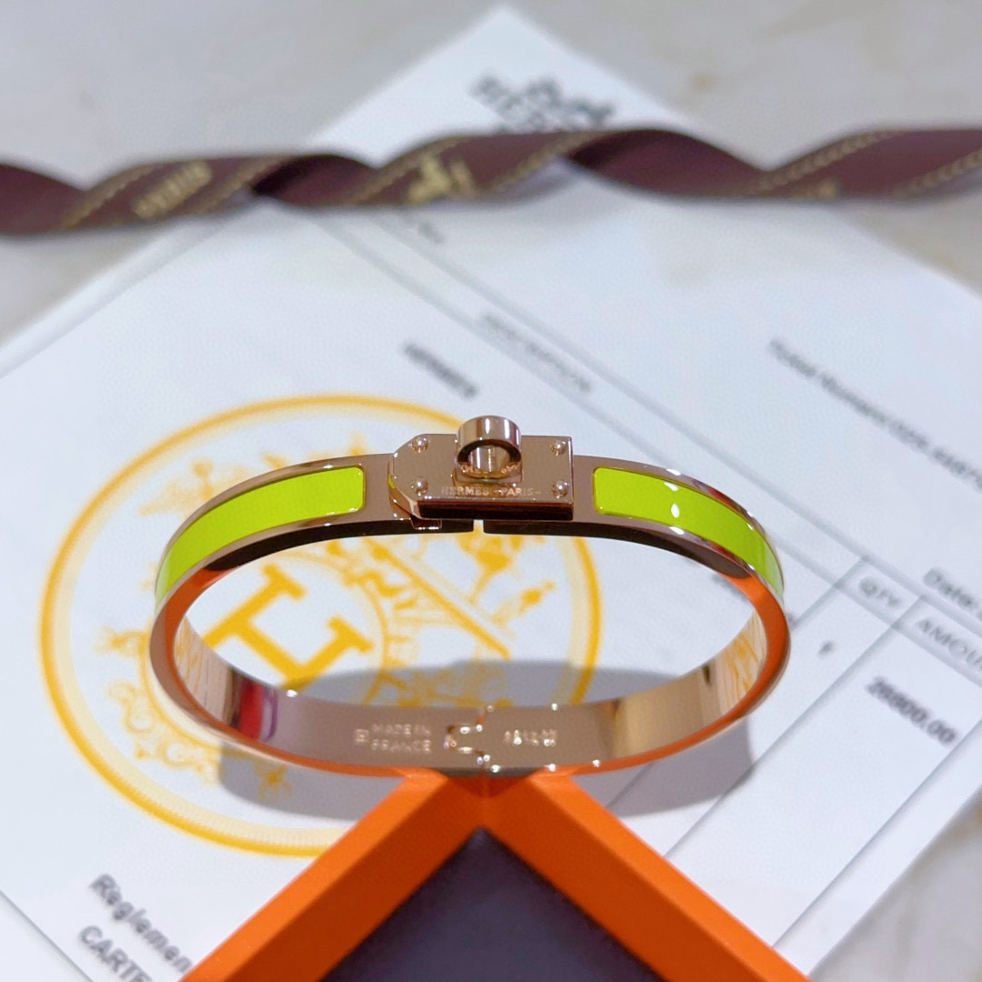 NO:515853,Hermes bracelet Original customization bracelet The enamel craftsmanship tests the master's craftsmanship to ensure the color is handmade [color][color] High-end customization Goddess I love Hermes hot bracelets Super exquisite goddesses Stars Same style High-end franc material, K gold texture, Seiko pure handmade products are really good, jewelry quality, hermes, hermes, bracelet19860909批. Hermes 爱马仕手镯 原版定制 手环 珐琅工艺太考验师傅的手艺了 要确保色泽手工制作好[色][色] 高端定制 女神 都爱爱马仕火爆手镯 超精赞各路女神 明星 同款 高端法郎材质,k金质感,精工纯手工出品上手真的赞,饰品精品,hermes,hermes,bracelet,Jewelry
