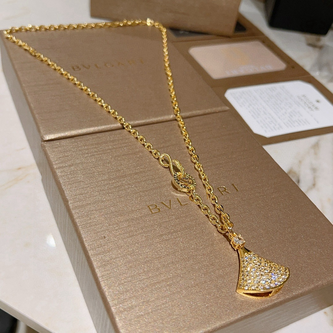 NO:515881,Bulgari necklace made of V gold BVLGARI DIVAS’ DREAM series Perfect appearance and invincible details. The unique color is completely impeccable, and is decorated with a classic ring shape design. It is simple but elegant and eye-catching. The combination of V gold makes the complexion more elegant and charming. The same style as men and women Bulgari necklace, jewelry boutique, bottega veneta, bvlgari, bvlgari, necklace19860909批.宝格丽项链V金材质 BVLGARI宝格丽 DIVAS‘ DREAM 系列 品相完美,细节无敌,那种独特的色泽完全无可挑剔,再缀以经典指环外形设计,简约之余却又优雅夺目,V金的组合更显气色,上身雅致动人.男女同款 宝格丽项链,饰品精品,bottega veneta,bvlgari,bvlgari,necklace,Jewelry