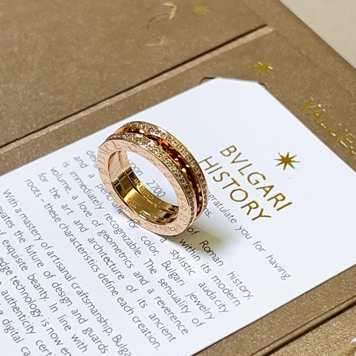 NO:515887,Bulgari necklace V gold material. BVLGARI DIVAS' DREAM series. Perfect appearance and invincible details. The unique color is completely impeccable. It is decorated with a classic ring shape design. It is simple but elegant and eye-catching. The combination of rose gold diamonds inlaid with diamonds makes the look more elegant and charming. The same style as men and women. Bulgari rings. Number of sizes: 6789 10 11, jewelry quality, bottega veneta, bvlgari, bvlgari, necklace, ring19860909批.宝格丽项链V金材质 .BVLGARI宝格丽 DIVAS‘ DREAM 系列 品相完美,细节无敌,那种独特的色泽完全无可挑剔,再缀以经典指环外形设计,简约之余却又优雅夺目,玫瑰金镶嵌钻石的组合更显气色,上身雅致动人.男女同款 宝格丽戒指 码数:6789 10 11,饰品精品,bottega veneta,bvlgari,bvlgari,necklace,ring,Jewelry