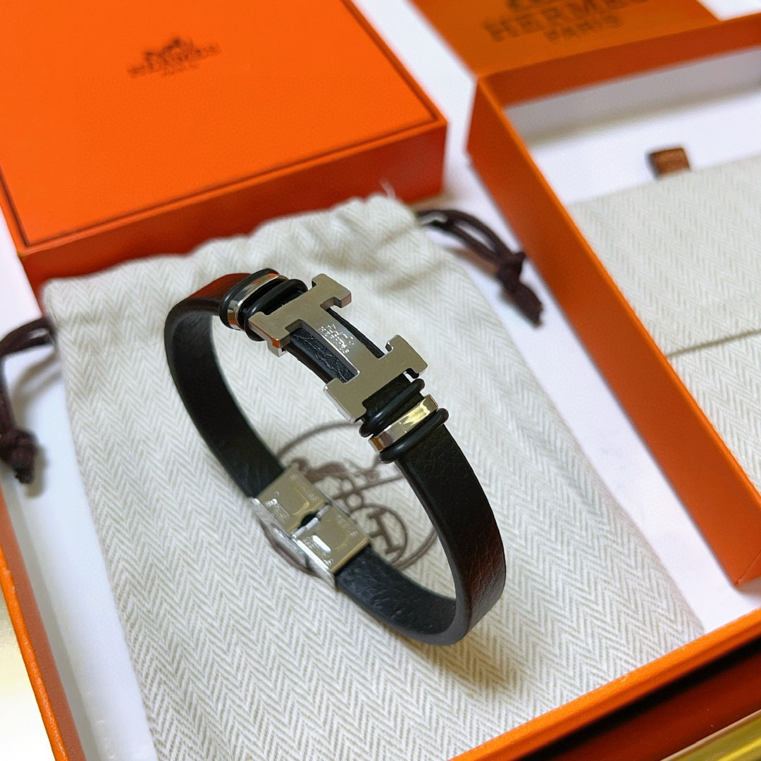 NO:515890,Bill. New Hermes bracelet bracelet thickened version, Platinum version. High-end precision version [color][color] Many internet celebrities same style. Hermes bracelets test the master's craftsmanship too much. It's not simple. [color][color] High-end customization, same style for men and women, Hermes is popular 1:1 super exquisite star. The same style k gold texture, and the high-end craftsmanship is created. It is really awesome to use, and the jewelry is boutique, hermes, hermes, bracelet19860909批.新款Hermes爱马仕手链编织手绳加厚版 铂金版.高级精工版[色][色]众多网红同款 爱马仕手链太考验师傅的手艺了 要确保每个细节都到位不简单[色][色] 高端定制 男女同款 爱马仕火爆 1:1超精赞明星 同款 k金质感,精工高端工艺打造出炉. 上手真的赞爆,饰品精品,hermes,hermes,bracelet,Jewelry