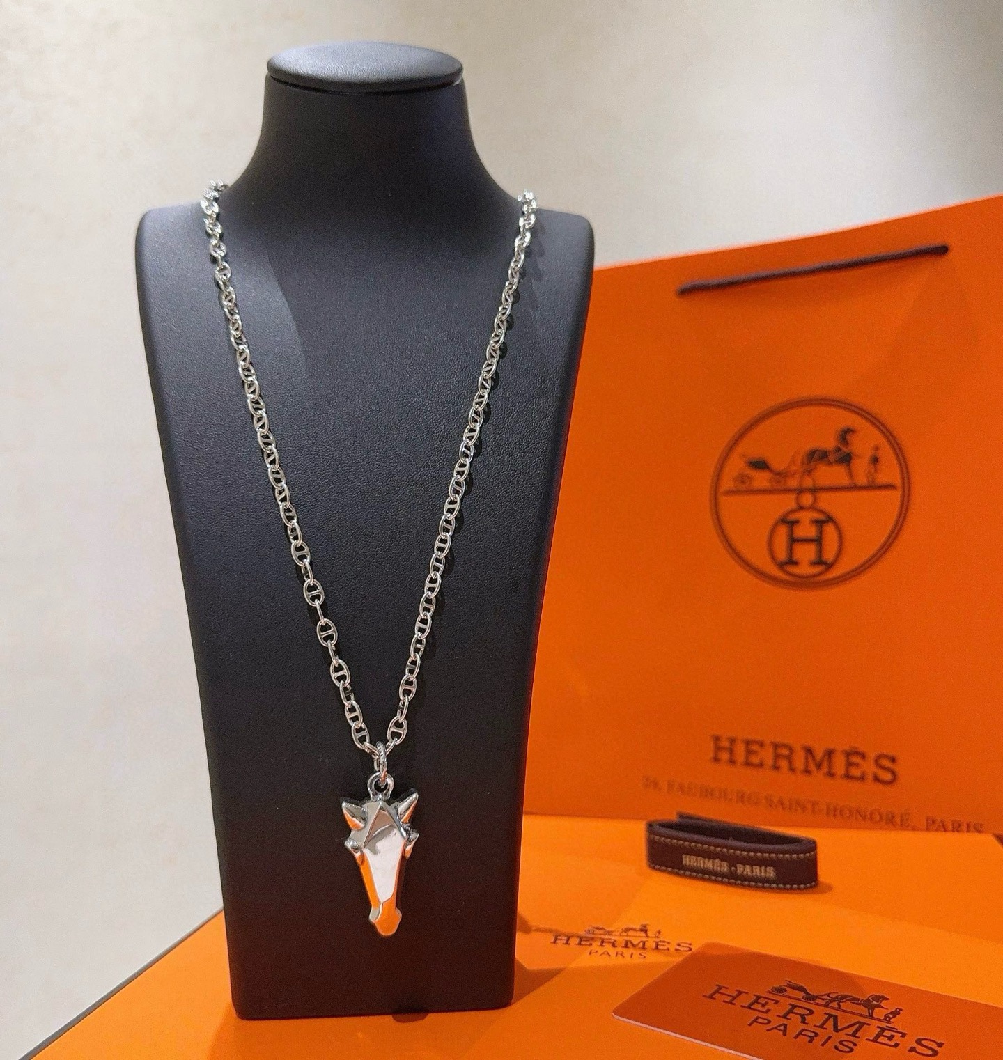 NO:515873,Hermes necklaces, new product releases, HERMES essential pig nose series jewelry, high-end customization, high-end chain classic matching, new products, simple and fashionable counters, hot products shipped and easy to control, unique design, necklaces worth buying, avant-garde, must-have for men and women!  , jewelry boutique, hermes, hermes, necklace19860909批 爱马仕项链 新品发布 HERMES 必备款猪鼻子系列首饰 高端定制.高端链条经典搭配 新品 简单时尚专柜一致 火爆款出货穿搭轻松驾驭 设计独特 值得入手的项链 前卫 男女必备款！,饰品精品,hermes,hermes,necklace,Jewelry