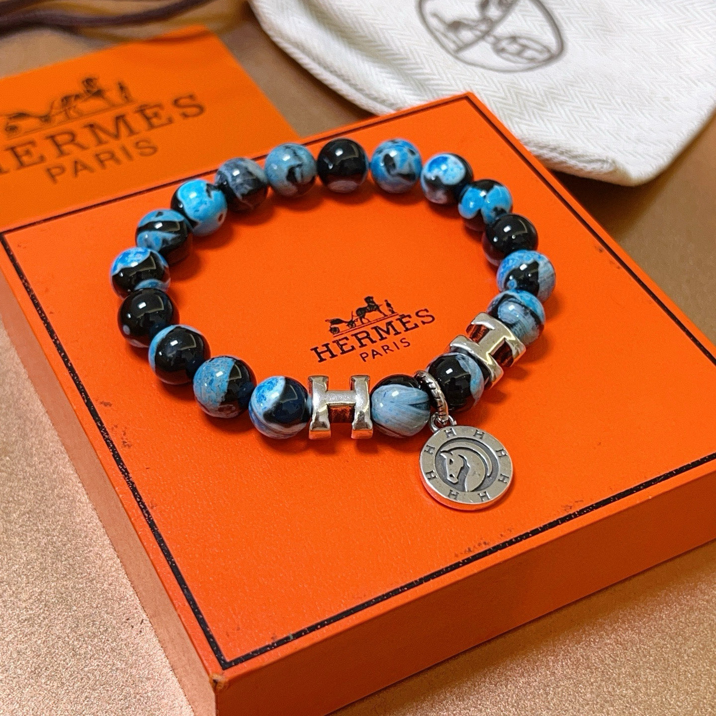 NO:515888,Batch New product release Hermas Hermes bracelet Luxury Hermes bracelet Agate stone bracelet Men and women The latest model full beaded bracelet has a higher grade Celebrity same style Anger Forest series H retro Hermes bracelet Size: 16-24 cm Details are used for the old version Non-market shiny style Non-market ordinary style This model has been released all the time Hermes is selling very well. Very easy to match clothes, accessories, hermes, hermes, bracelet19860909批 新品发布 Hermas爱马仕手链奢华爱马仕手串 玛瑙石手链男女同款 最新款全件串珠手链档次更高明星同款Anger Forest系列H复古爱马仕手链 尺寸:16-24厘米 细节对版做旧处理 非市面亮面版型 非市面普通做这款一直在出 爱马仕里面热卖款 非常好搭配衣服,饰品精品,hermes,hermes,bracelet,Jewelry