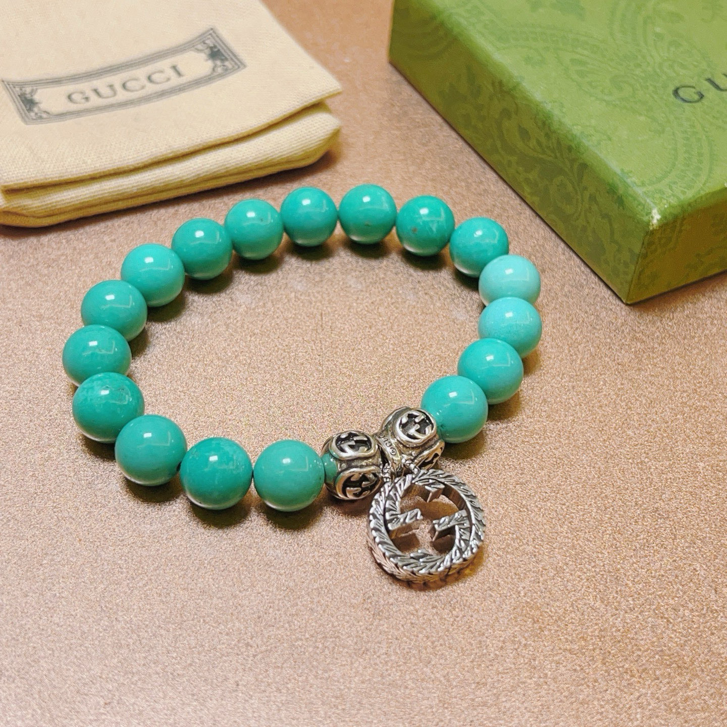 NO:515880,The new product is officially announced to be launched. Gucci bracelets are the same as men and women. The latest natural stone pineapple bracelets are higher in grade. Stars are the same as Anger Forest series double g bracelets. Size: 16-24 cm. Details are used to treat the old version. Non-market bright version. This one is always being made on the market. Gucci is popular in it. Very easy to match clothes, fine accessories, gucci, bracelet19860909批 新品发布官宣上市 古驰手链男女同款 最新款天然石松石手链档次更高明星同款Anger Forest系列双g手链 尺寸:16-24厘米 细节对版做旧处理 非市面亮面版型 非市面普通做这款一直在出 古驰里面热卖款 非常好搭配衣服,饰品精品,gucci,bracelet,Jewelry