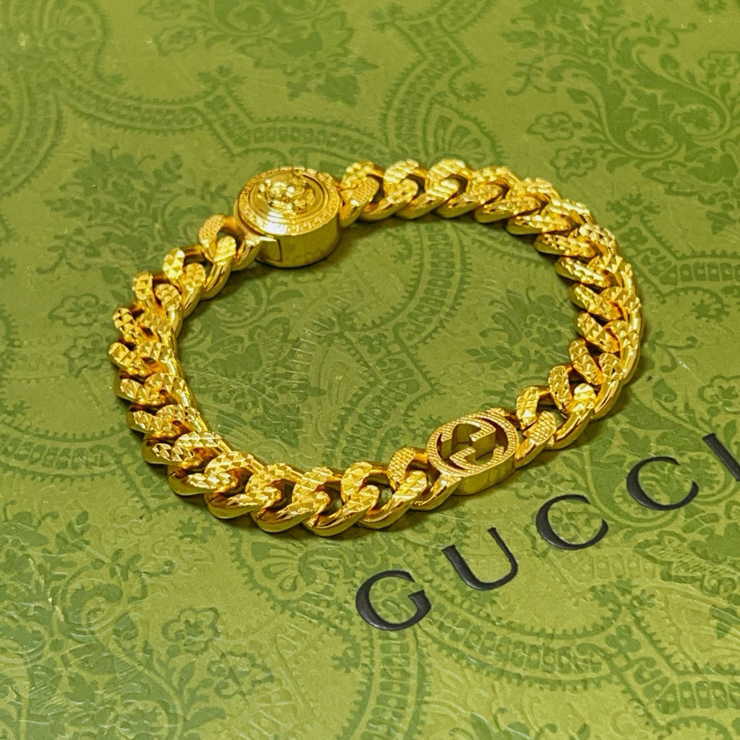 NO:515886,. Gucci New Year of the Snake New Model 2025 is released. The latest classic model of Gucci Gucci bracelet is exquisite, regardless of style or texture. It is absolutely top feel. Just take a look and you can understand the original logo. Super nice. The most suitable choice for matching clothes. It is a must-have artifact for men and women. Number of codes 18 20 22 24 cm. Simple and atmospheric, low-key and luxurious, fine jewelry, gucci, gucci, bracelet19860909批 . 古驰蛇年新款推荐款2025最新出炉 Gucci古驰手链最新款经典款 精致无论款式 质感 都是绝对的顶尖feel 只要看一眼就懂了原版logo 超 nice 搭配衣服最适合的选择,男女同款必备神器 码数18 20 22 24厘米 简单又大气,低调显奢华,饰品精品,gucci,gucci,bracelet,Jewelry