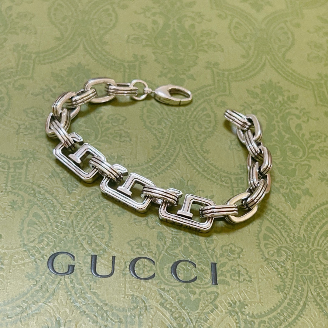 NO:515889,Comment. Gucci's latest release. Recommended series of Gucci's latest classic models. The exquisite and texture are absolutely top-notch feels. Just take a look and you can understand the original logo. Super nice. The best choice for matching clothes. The number of essential artifacts for men and women is: 18.20.22.24CM. It looks low-key, luxurious and connotative. It has fine jewelry, gucci, gucci, bracelet.19860909批. 古驰最新出炉 推荐系列Gucci古驰手链最新款的经典款 精致无论款式 质感 都是绝对的顶尖feel 只要看一眼就懂了原版logo 超 nice 搭配衣服最佳的选择,男女同款必备神器码数:18.20.22.24CM 显低调奢华有内涵,饰品精品,gucci,gucci,bracelet,Jewelry