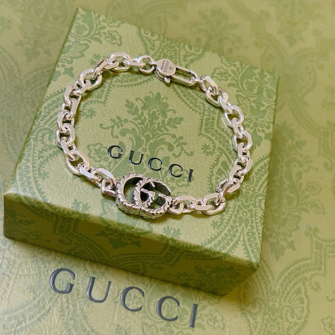 NO:515895,. The latest local bracelet, exclusive high quality, the latest classic model of Gucci bracelet, exquisite, no matter the style or texture, is absolutely top feel. Just take a look and you will understand it. Super nice. The best choice for matching clothes, a must-have artifact for men and women. The number of 18 to 24 cm, the quality of jewelry, gucci, gucci, bracelet19860909批 . 最新出炉土豪版手链 独家高品质 Gucci古驰手链最新款的经典款 精致无论款式 质感 都是绝对的顶尖feel 只要看一眼就懂了超 nice 搭配衣服最佳的选择,男女同款必备神器 码数18到24公分,饰品精品,gucci,gucci,bracelet,Jewelry