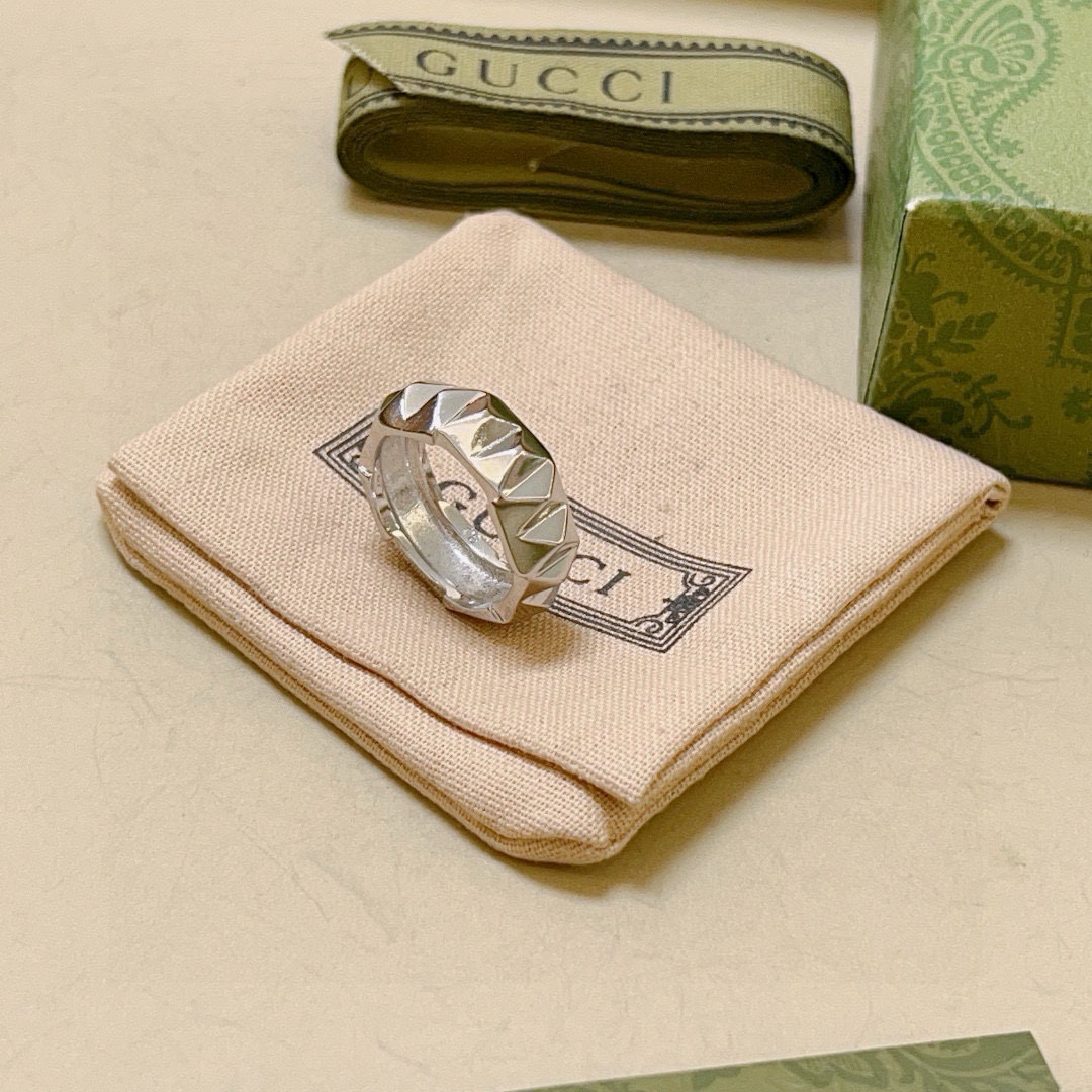 NO:515908,The latest styles of Gucci rings are higher in grades. Stars. The same style of Anger Forest series double G pure handmade craftsmanship. Gucci rings. Details are pure hand-treated. Glitter styles are always available. Gucci is very good. It is very good to match trendy clothes. 6 7 8 9 10 11. Premium accessories, gucci, ring19860909批.古驰戒指最新款款式档次更高明星同款Anger Forest系列双G纯手工制作工艺 古驰戒指 细节对版纯手工处理 亮面版型 这款一直在出 古驰里面热卖款 非常好搭配潮流衣服码数美6 7 8 9 10 11,饰品精品,gucci,ring,Jewelry