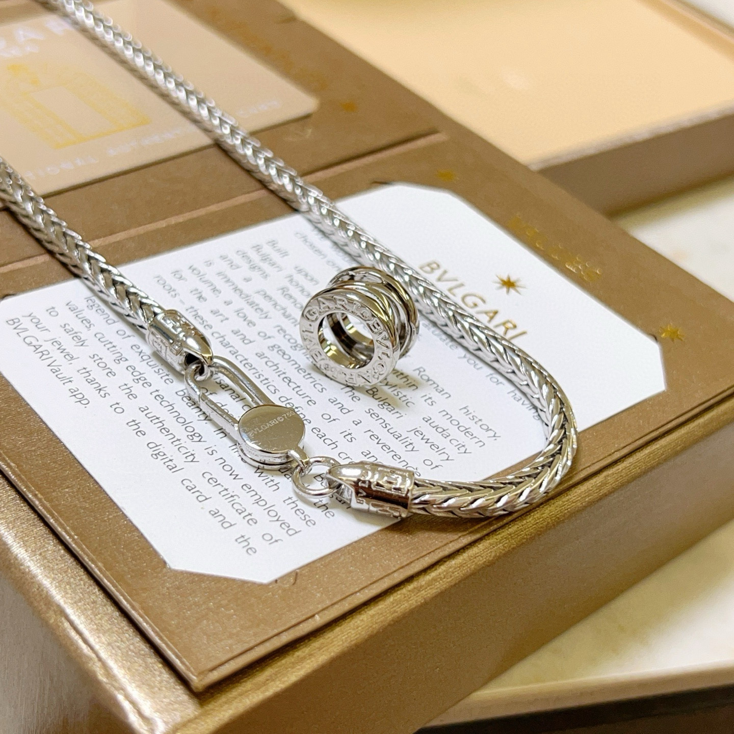 NO:533527,Bulgari necklace V gold material. BVLGARI DIVAS' DREAM series. Perfect appearance and invincible details. The unique color is completely impeccable. It is decorated with a classic ring shape design. It is simple but elegant and eye-catching. The combination of 18K gold makes the complexion look more elegant and the upper body is elegant and moving. The same style as men and women. Bulgari necklace, jewelry boutique, bottega veneta, bvlgari, bvlgari, necklace19860909批.宝格丽项链V金材质 .BVLGARI宝格丽 DIVAS‘ DREAM 系列 品相完美,细节无敌,那种独特的色泽完全无可挑剔,再缀以经典指环外形设计,简约之余却又优雅夺目,18K金的组合更显气色,上身雅致动人.男女同款 宝格丽项链,饰品精品,bottega veneta,bvlgari,bvlgari,necklace,Jewelry