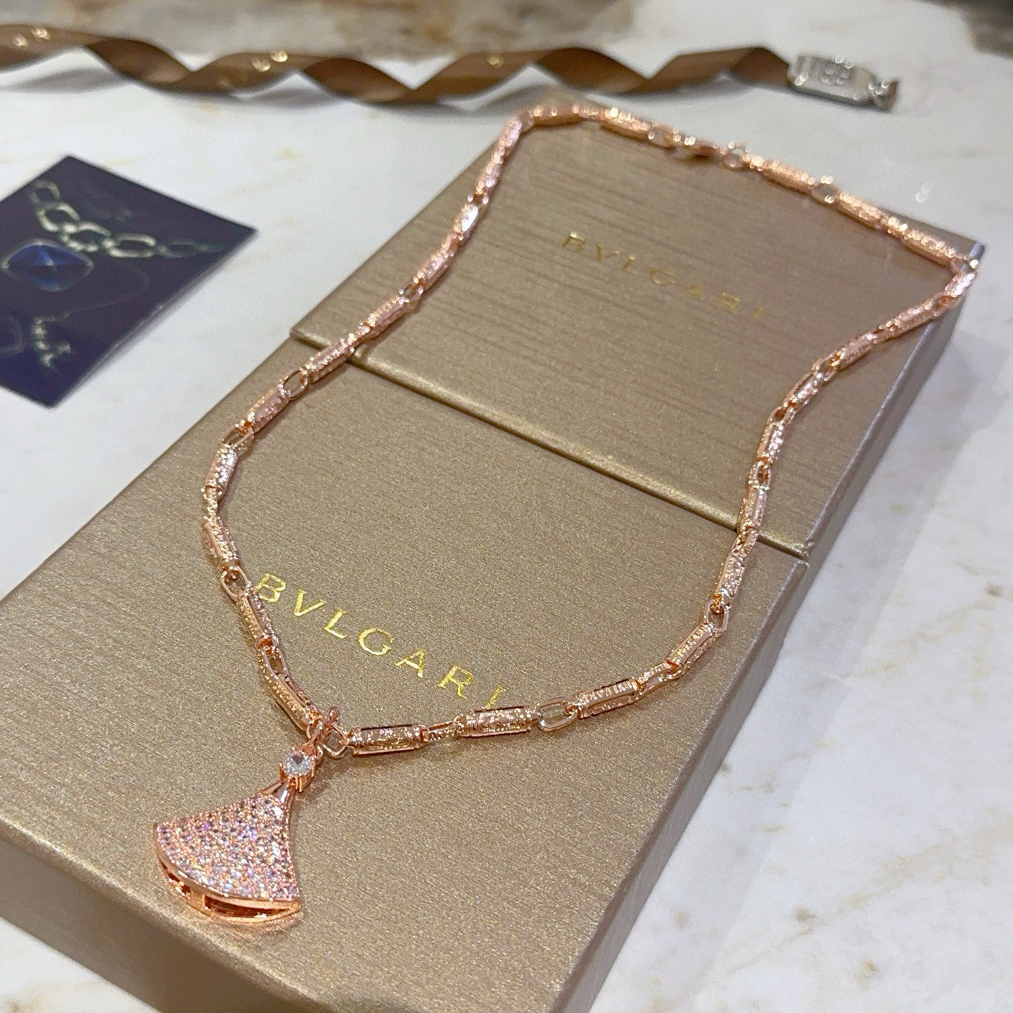 NO:533529,Bulgari necklace V gold material. BVLGARI DIVAS' DREAM series. Perfect appearance and invincible details. The unique color is completely impeccable. It is decorated with a classic ring shape design. It is simple but elegant and eye-catching. The combination of gold and gold makes the look more elegant and charming. The same style as men and women. Bulgari necklace, jewelry boutique, bottega veneta, bvlgari, bvlgari, necklace, gold19860909批.宝格丽项链V金材质.BVLGARI宝格丽 DIVAS‘ DREAM 系列 品相完美,细节无敌,那种独特的色泽完全无可挑剔,再缀以经典指环外形设计,简约之余却又优雅夺目,黄金金的组合更显气色,上身雅致动人.男女同款 宝格丽项链,饰品精品,bottega veneta,bvlgari,bvlgari,necklace,gold,Jewelry