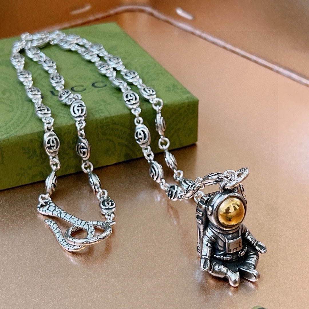 NO:533576,The latest model of Gucci necklace is higher in chain grade, star style, the same style Anger Forest series double G Gucci necklace Gucci retro European and American trend new space series Details are used to treat versions, non-market bright style This model has been released. Gucci is very easy to match with trendy clothes, jewelry quality, gucci, necklace19860909批 古驰项链最新款链条档次更高明星同款Anger Forest系列双G古驰项链 古驰复古欧美潮流新款太空系列 细节对版做旧处理 非市面亮面版型 这款一直在出 古驰里面热卖款 非常好搭配潮流衣服,饰品精品,gucci,necklace,Jewelry