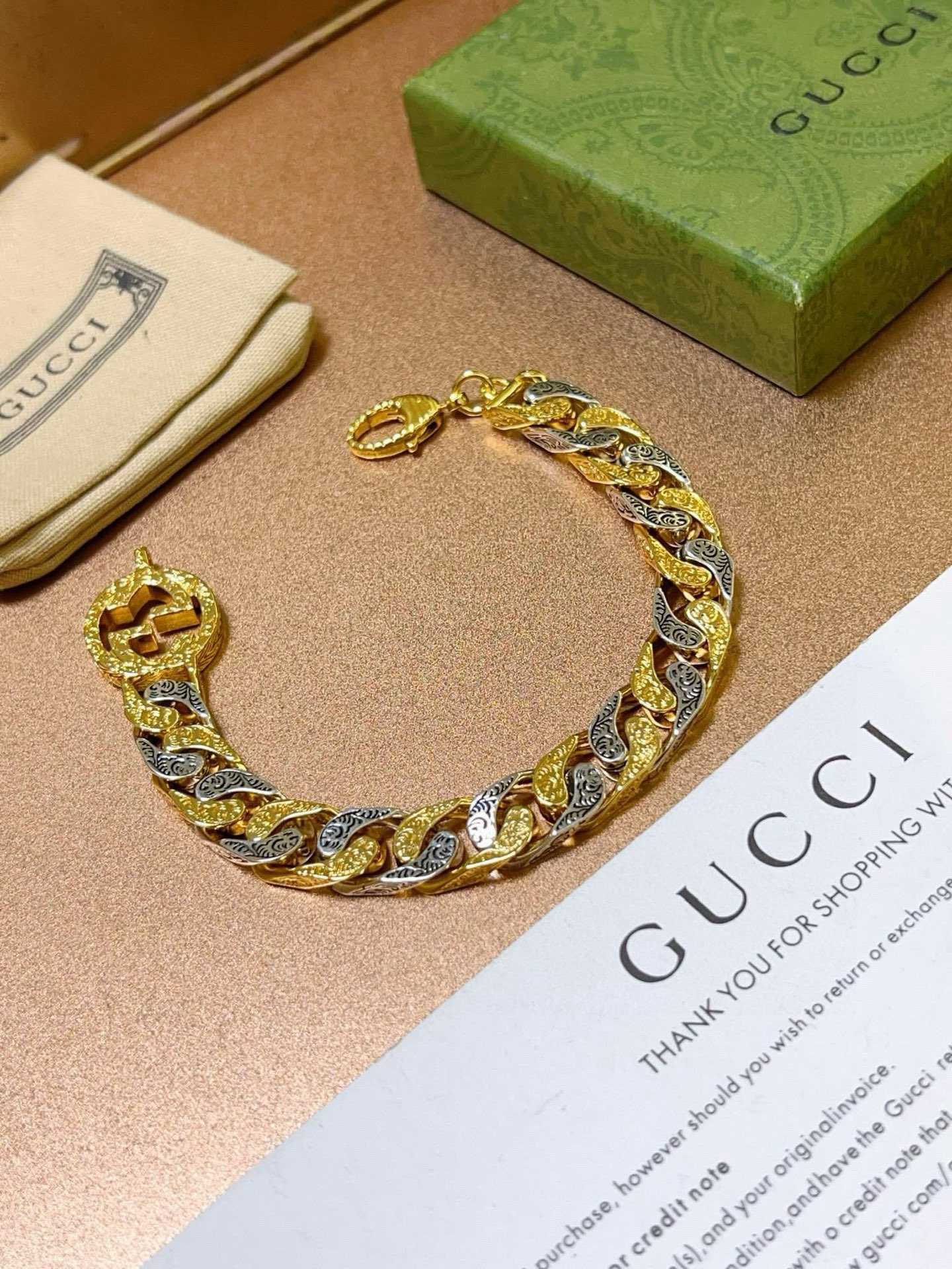NO:533577,Comment. The latest recommended Gucci bracelet models are released. The latest classic style of Gucci bracelets. The exquisite and texture are absolutely top-notch feels. Just take a look and you can understand the original logo. Super nice. The best choice for matching clothes. It is a must-have artifact for men and women. The number of 18..20..22.24 cm can also be changed. Simple and atmospheric, low-key and luxurious. The jewelry is boutique, gucci, gucci, bracelet19860909批 . 古驰手链推荐款最新出炉 Gucci古驰手链最新款的经典款 精致无论款式 质感 都是绝对的顶尖feel 只要看一眼就懂了原版logo 超 nice 搭配衣服最佳的选择,男女同款必备神器 码数18..20..22.24厘米 还可以改尺寸 简单又大气,低调显奢华,饰品精品,gucci,gucci,bracelet,Jewelry