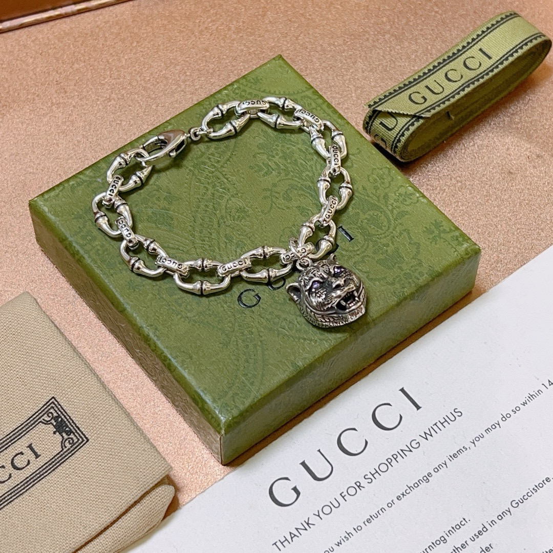 NO:533578,. The latest release of Gucci Gucci bracelets. The latest classic style is exquisite, regardless of style or texture. You can understand the original logo at a glance. Super nice. The best choice for matching clothes. It is a must-have artifact for men and women. 18.20.22.24, jewelry quality, gucci, gucci, bracelet19860909批. 最新出炉 Gucci古驰手链最新款的经典款 精致无论款式 质感 都是绝对的顶尖feel 只要看一眼就懂了原版logo 超 nice 搭配衣服最佳的选择,男女同款必备神器 18.20.22.24,饰品精品,gucci,gucci,bracelet,Jewelry