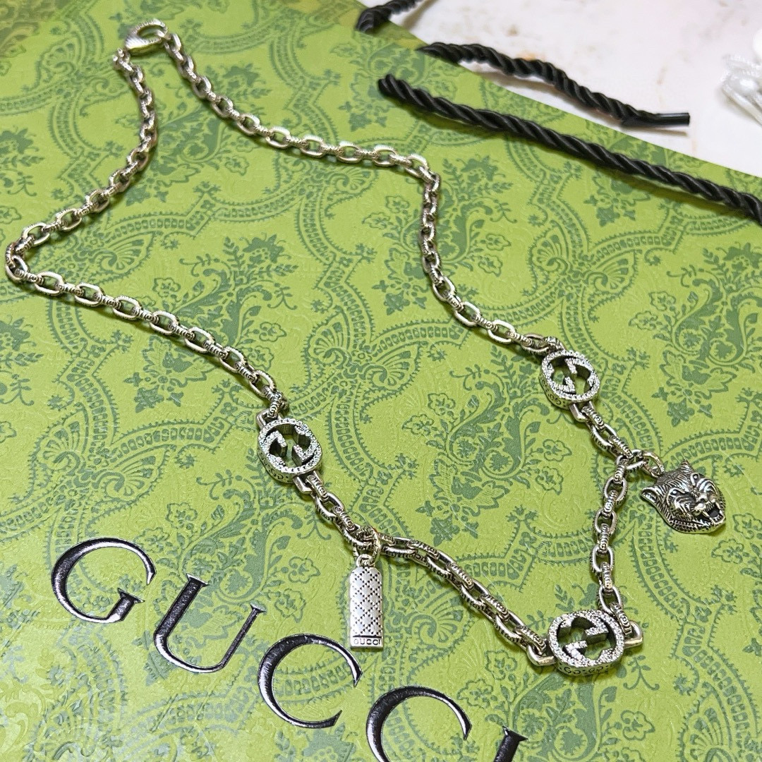NO:533538,The first choice for Douyin sales. The latest model of Gucci necklace has higher chain grade. Celebrity. The same style. Anger Forest series double G Gucci necklace. Details are used to treat the version. Non-market glossy style. This model has been released. Gucci is very good at matching trendy clothes, fine accessories, gucci, necklace19860909批 抖音带货首选 古驰项链最新款链条档次更高明星同款Anger Forest系列双G古驰项链 细节对版做旧处理 非市面亮面版型 这款一直在出 古驰里面热卖款 非常好搭配潮流衣服,饰品精品,gucci,necklace,Jewelry