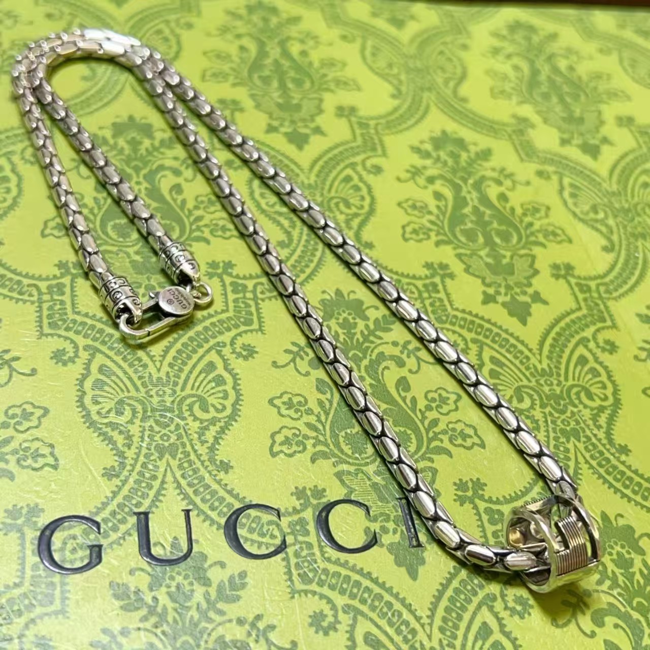 NO:533547,Comment: Too handsome. Gucci Necklace 2025 latest chain grade is higher. Celebrity's classic style is very satisfying. Anger Forest series double G Gucci Necklace. Total length 60 cm. Details are used to treat the version. Non-market glossy style. This model has been released. Gucci is very good at matching trendy clothes, fine accessories, gucci, necklace19860909批 太帅啦 古驰项链2025最新款链条档次更高明星同款经典款质感份量非常满足Anger Forest系列双G古驰项链 总长60厘米 细节对版做旧处理 非市面亮面版型 这款一直在出 古驰里面热卖款 非常好搭配潮流衣服,饰品精品,gucci,necklace,Jewelry
