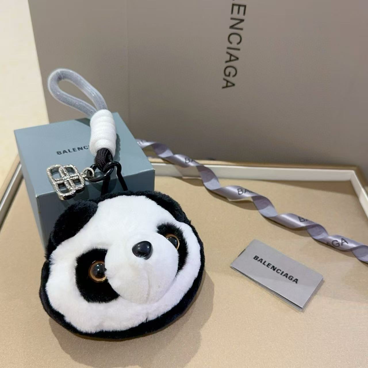 NO:533549,New products released Balenciaga bag hanging keychain Balenciaga keychain The latest bag hanging decoration is higher grade star style classic co-branded design concept keychain series Detailed version aging Non-market glossy version This model has been released. Balenciaga is very easy to match with trendy backpacks, jewelry quality, balenciaga, backpacks, keychain19860909批新品发布 巴黎世家包包挂饰钥匙扣 巴黎世家钥匙扣 最新款包包挂饰档次更高明星同款 经典款联名设计理念钥匙扣系列 细节对版做旧处理 非市面亮面版型 这款一直在出 巴黎世家里面热卖款 非常好搭配潮流背包,饰品精品,balenciaga,backpacks,keychain,Jewelry