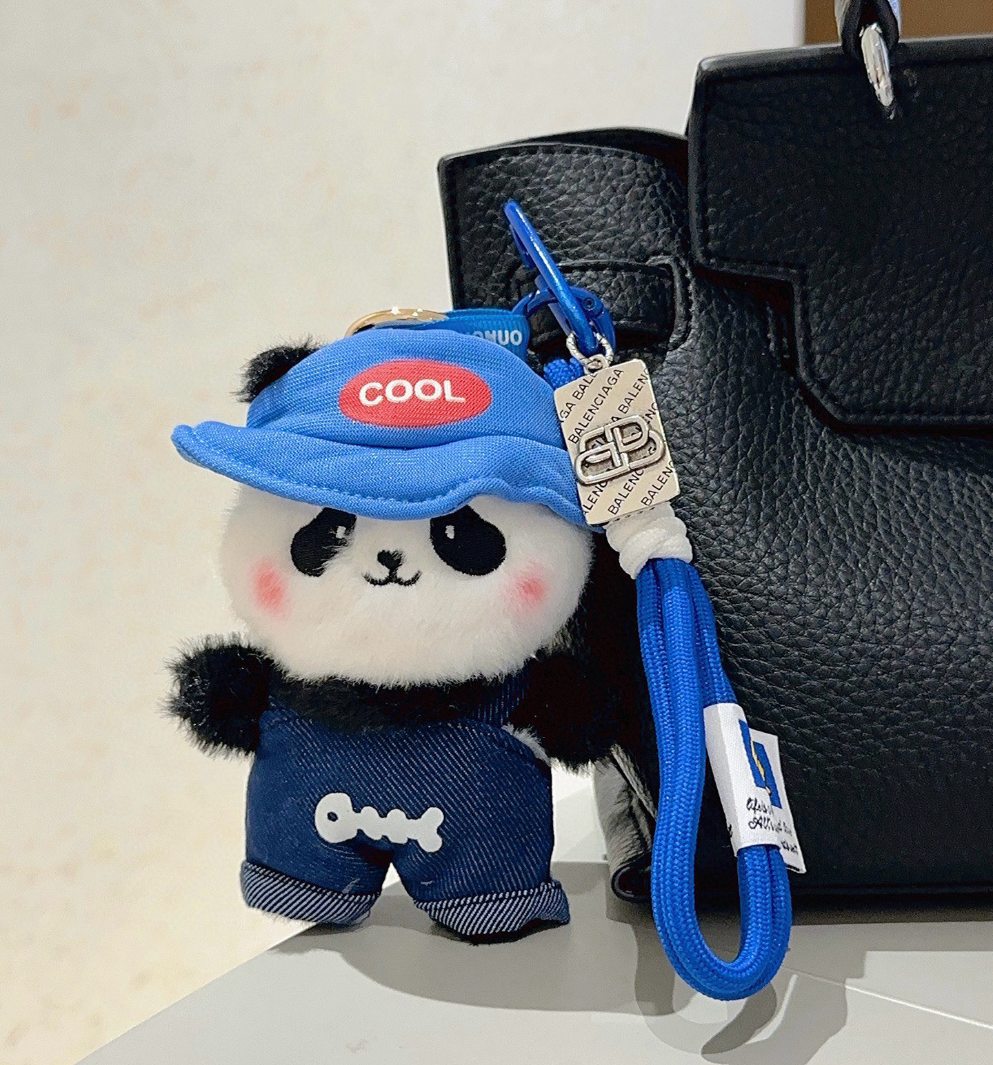 NO:533533,New products released Balenciaga bag hanging keychain Balenciaga keychain The latest bag hanging decoration is higher grade star style classic co-branded design concept keychain series Detailed version aging Non-market glossy version This model has been released. Balenciaga is very easy to match with trendy backpacks, jewelry quality, balenciaga, backpacks, keychain19860909批新品发布 巴黎世家包包挂饰钥匙扣 巴黎世家钥匙扣 最新款包包挂饰档次更高明星同款 经典款联名设计理念钥匙扣系列 细节对版做旧处理 非市面亮面版型 这款一直在出 巴黎世家里面热卖款 非常好搭配潮流背包,饰品精品,balenciaga,backpacks,keychain,Jewelry