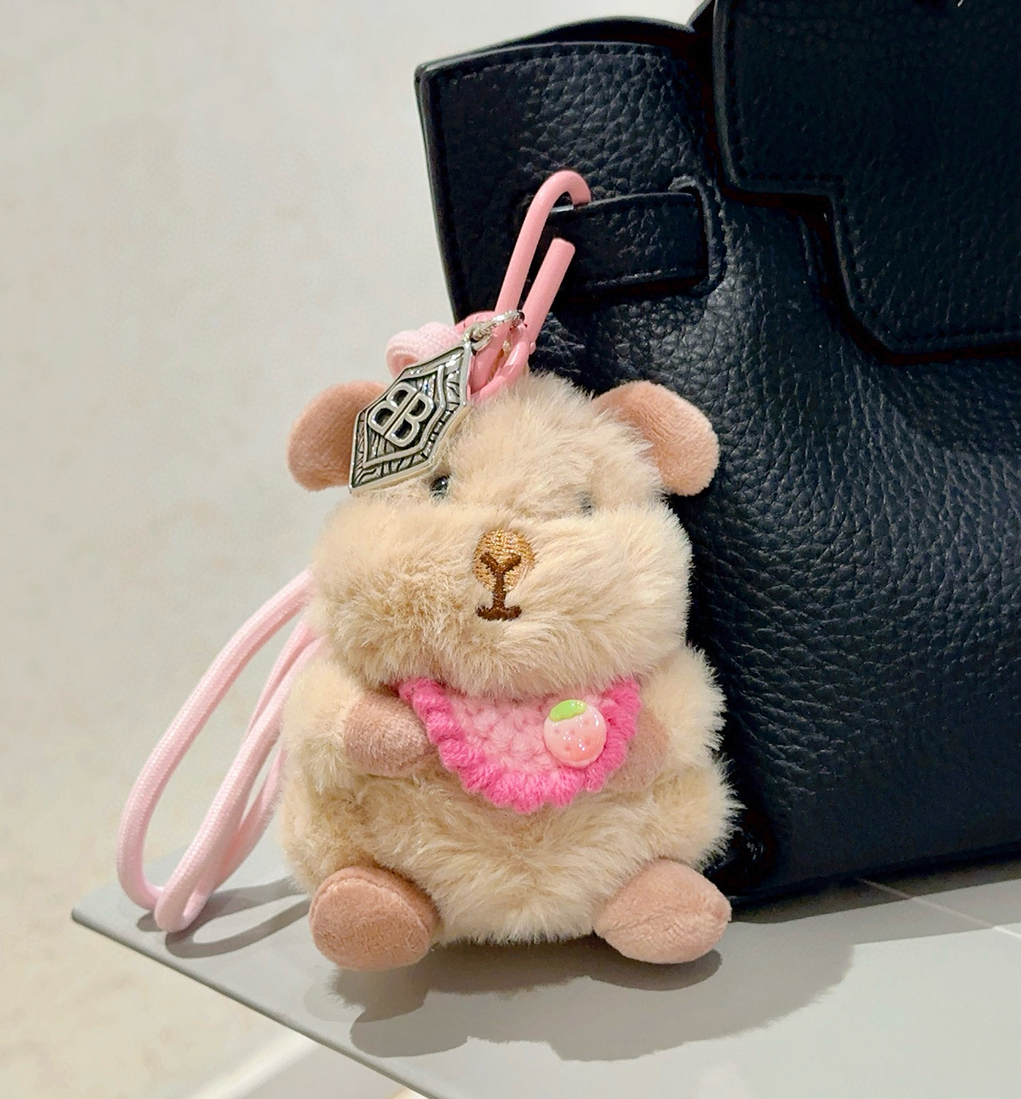 NO:533541,New products released Balenciaga bag hanging keychain Balenciaga keychain The latest bag hanging decoration is higher grade star style classic co-branded design concept keychain series Detailed version aging Non-market glossy version This model has been released. Balenciaga is very easy to match with trendy backpacks, jewelry quality, balenciaga, backpacks, keychain19860909批新品发布 巴黎世家包包挂饰钥匙扣 巴黎世家钥匙扣 最新款包包挂饰档次更高明星同款 经典款联名设计理念钥匙扣系列 细节对版做旧处理 非市面亮面版型 这款一直在出 巴黎世家里面热卖款 非常好搭配潮流背包,饰品精品,balenciaga,backpacks,keychain,Jewelry