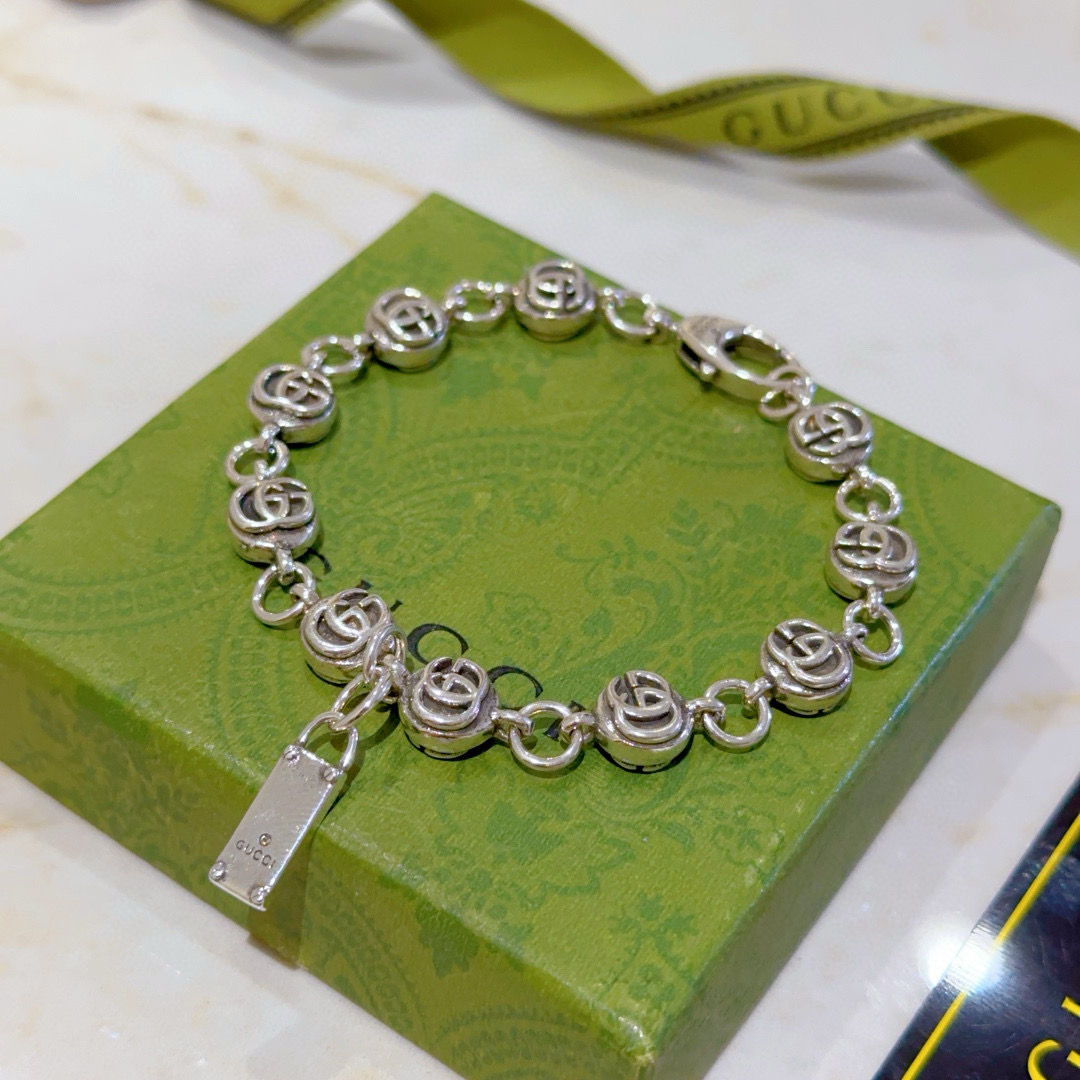 NO:533556,. 2025 Gucci new bracelet is released. The latest classic model of Gucci Gucci bracelet is exquisite, regardless of style or texture. You can understand the patterned chain body at a glance. Original logo is super nice. The best choice for matching clothes. It is a must-have artifact for men and women. Simple and atmospheric, low-key and luxurious. The number is 16.18. 20.22.24 cm. Premium jewelry, gucci, gucci, bracelet19860909批. 2025古驰新品手链出炉 Gucci古驰手链最新款的经典款 精致无论款式 质感 都是绝对的顶尖feel 只要看一眼就懂了认准花纹链身 原版logo 超 nice 搭配衣服最佳的选择,男女同款必备神器 简单又大气,低调显奢华码数16.18. 20.22.24厘米,饰品精品,gucci,gucci,bracelet,Jewelry