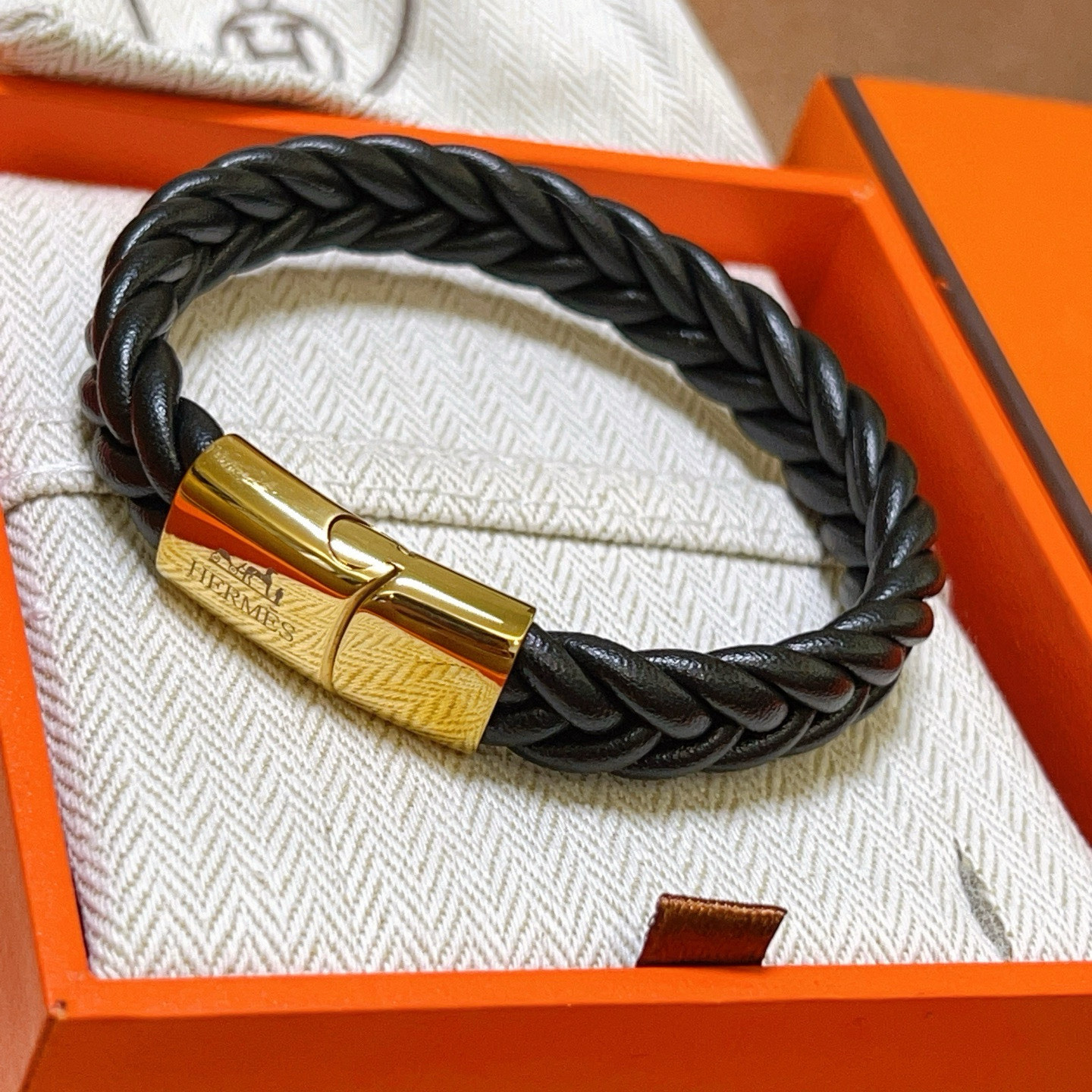 NO:533564,Bill. New Hermes bracelet braided braided braids thickened version, gold version. High-end precision version [color][color] Many internet celebrities same style. Hermes bracelets test the master's craftsmanship too much. It's not simple. [color][color] High-end customization, same style for men and women, Hermes is popular 1:1 super exquisite star. The same style k gold texture, and the high-end craftsmanship is created. It's really great to use, jewelry quality, hermes, hermes, bracelet, gold19860909批.新款Hermes爱马仕手链编织手绳加厚版 黄金版.高级精工版[色][色]众多网红同款 爱马仕手链太考验师傅的手艺了 要确保每个细节都到位不简单[色][色] 高端定制 男女同款 爱马仕火爆 1:1超精赞明星 同款 k金质感,精工高端工艺打造出炉. 上手真的赞爆,饰品精品,hermes,hermes,bracelet,gold,Jewelry