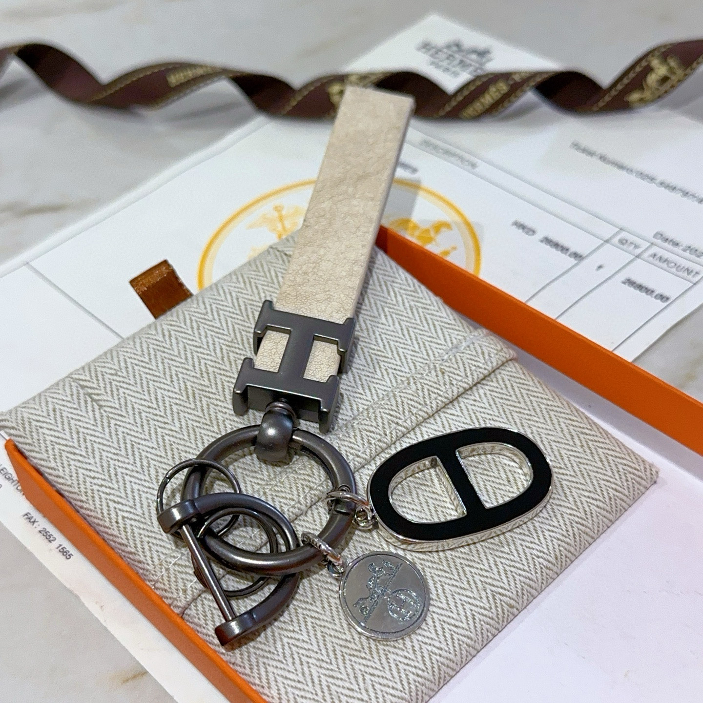 NO:533566,Purchase. New Hermes keychain thickened version, Platinum version. High-end precision version [color][color] Many internet celebrities same style. Hermes hanging decoration keychain is too challenging for the master's craftsmanship. It is not simple to ensure that every detail is in place. High-end customization, same style for men and women, Hermes is popular 1:1 super exquisite star. The same style k gold texture, and the high-end craftsmanship is created. Car keychain is really awesome, jewelry quality, hermes, hermes, keychain19860909批.新款Hermes爱马仕钥匙扣钥匙扣加厚版 铂金版.高级精工版[色][色]众多网红同款 爱马仕挂饰钥匙扣太考验师傅的手艺了 要确保每个细节都到位不简单[色][色] 高端定制 男女同款 爱马仕火爆 1:1超精赞明星 同款 k金质感,精工高端工艺打造出炉. 车钥匙扣上真的赞爆,饰品精品,hermes,hermes,keychain,Jewelry