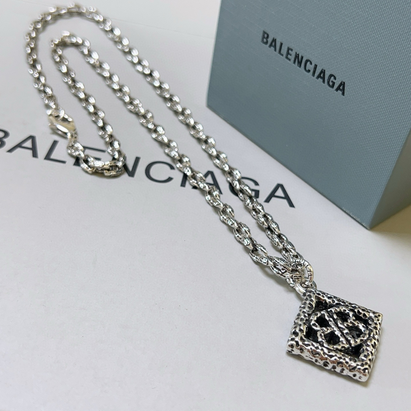 NO:533553,Batch original single product Balenciaga Necklace Balenciaga New necklace counter is consistent, fine details and workmanship are in place, fine design process, hot products are shipped, unique design, retro style Balenciaga Necklace, fine jewelry, balenciaga, balenciaga, necklace19860909批 原单货新品 巴黎世家项链 Balenciaga 新款项链专柜一致 细节做工精细 每个细节流程到位 设计工艺精细 火爆款出货 设计独特 复古风格 巴黎世家项链,饰品精品,balenciaga,balenciaga,necklace,Jewelry