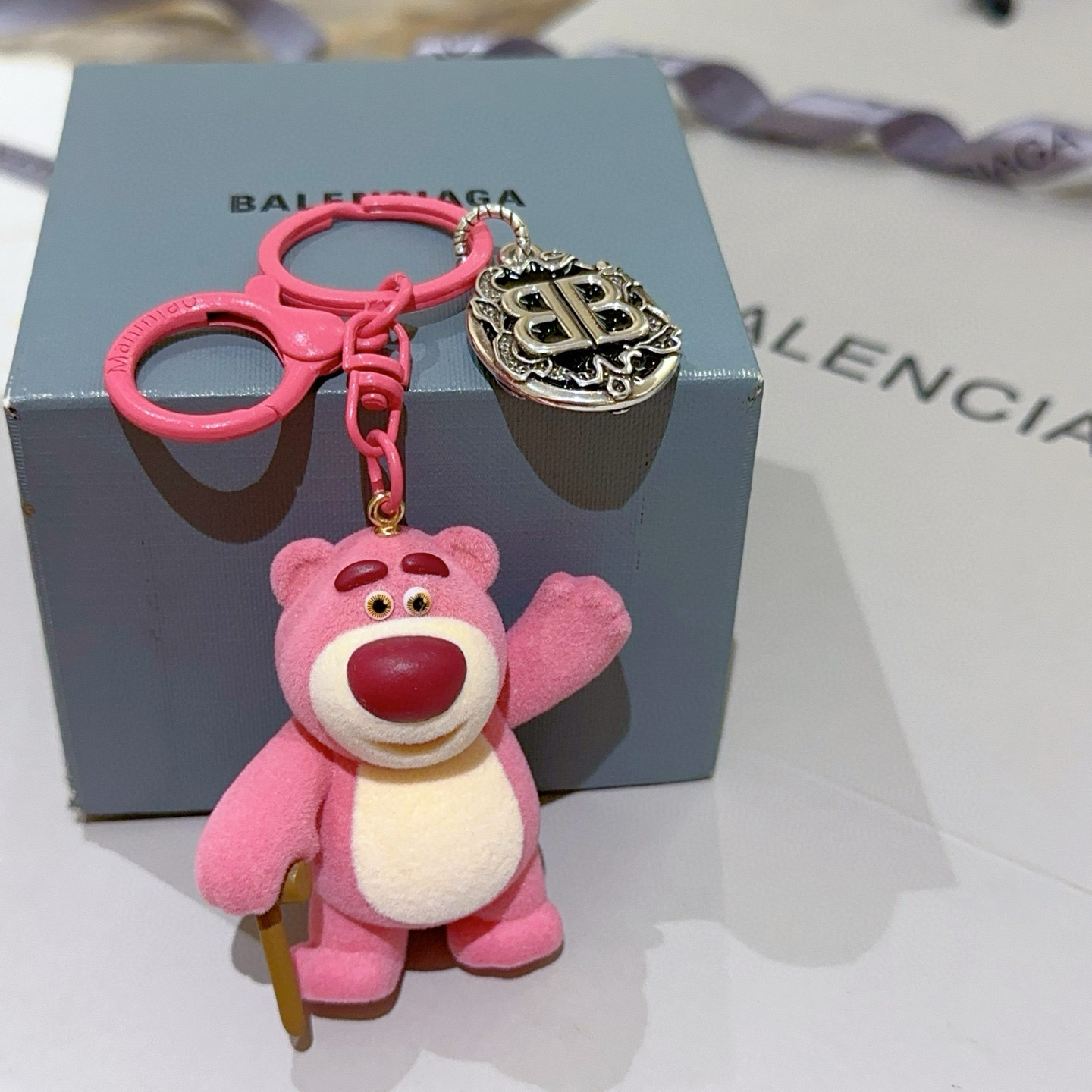 NO:533557,New products released Balenciaga bag hanging keychain Balenciaga keychain The latest bag hanging decoration is higher grade star style classic co-branded design concept keychain series Detailed version aging Non-market glossy version This model has been released. Balenciaga is very easy to match with trendy backpacks, jewelry quality, balenciaga, backpacks, keychain19860909批新品发布 巴黎世家包包挂饰钥匙扣 巴黎世家钥匙扣 最新款包包挂饰档次更高明星同款 经典款联名设计理念钥匙扣系列 细节对版做旧处理 非市面亮面版型 这款一直在出 巴黎世家里面热卖款 非常好搭配潮流背包,饰品精品,balenciaga,backpacks,keychain,Jewelry