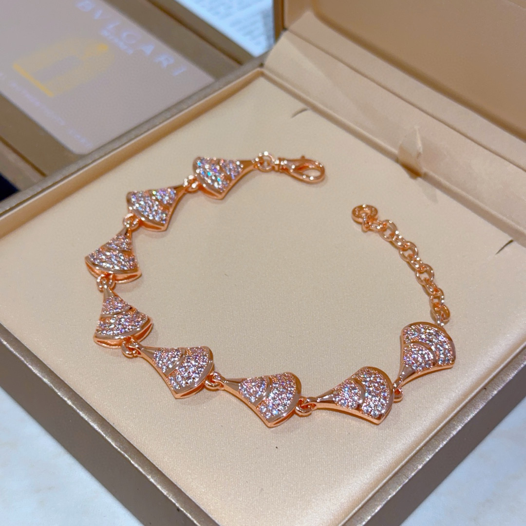 NO:533585,Bulgari bracelet V gold material BVLGARI DIVAS' DREAM series Perfect appearance and invincible details. The unique color is completely impeccable, and is decorated with a classic ring shape design. It is simple but elegant and eye-catching. The pure handmade combination of V gold makes the complexion look more elegant and attractive. The same style as men and women Bulgari bracelet, jewelry boutique, bottega veneta, bvlgari, bvlgari, bracelet19860909批.宝格丽手链V金材质 BVLGARI宝格丽 DIVAS‘ DREAM 系列 品相完美,细节无敌,那种独特的色泽完全无可挑剔,再缀以经典指环外形设计,简约之余却又优雅夺目,V金纯手工的组合更显气色,上手雅致动人.男女同款 宝格丽手链,饰品精品,bottega veneta,bvlgari,bvlgari,bracelet,Jewelry