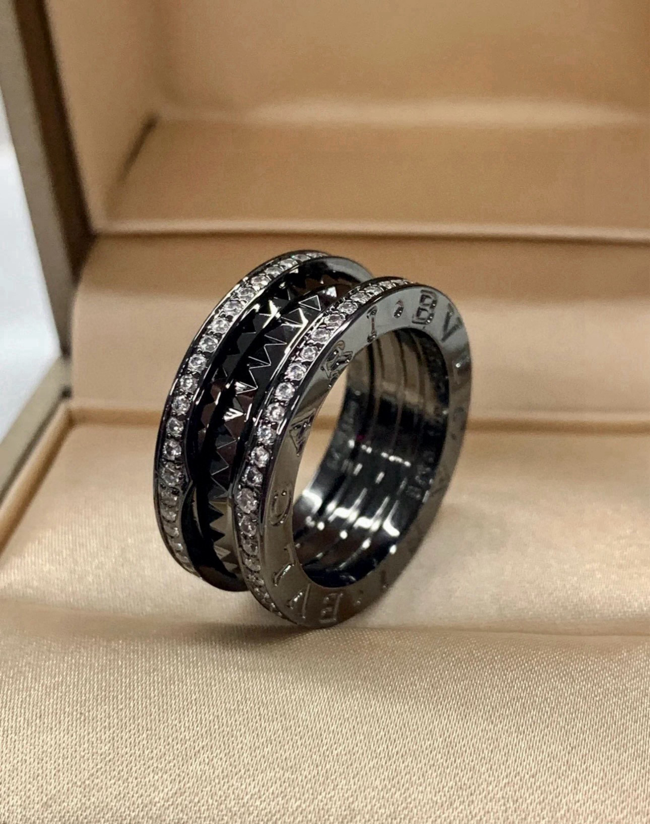 NO:533597,Pick [Produced by us] Bulgari Ring with Diamond Narrow Edition Ring ZP 60005+ Recognizes the only one that has really purchased jewelry ZP development. You can customize real gold and diamonds, and only make the right version of ZP real gold goods. Pk various gold goods on the market. The B.zero1Rock series draws inspiration from the world-famous amphitheater-Colosseum, demonstrating the creative perspective and unrestrained style of BVLGARI. The unique spiral design is reinterpreted with gold studs, challenging the essence of jewelry aesthetics, demonstrating the free and forward-looking spirit of Bulgari classic design. B.zerol Rock series 18K double-ring ring, spiral embellished with studs, and the edges are decorated with pavé diamonds. B.zero1 Ring Its classic level needs no need to say much. The Roman design that is popular with everyone is very noble on the upper body!  We are consistent with zp, classic jewelry level development, you can feel it by looking at the pictures, it is really very detailed. In terms of material, we use silver-thick gold electroplating. In order to achieve the effect of zp, the ceramic is imported ceramic. This one is not the required oily effect, because the pendant is relatively small and it is wrapped in metal parts. The effect it wants to achieve is that the color contrast is clear and textured when the upper body is used, so it is not a jade-like ceramic that you usually see, and they are very solid. The middle part of the metal is spiral made of full CNC and embellished with nails, and then polished by the master very well. There will definitely be no rustling texture. You can see the overall effect by looking at the pictures. Logo lettering is common, we don’t describe it too much when we make B household products. Everyone is very clear. I have magnified it by taking 30 times, and I dare to enlarge it only if I have confidence!  I hope you can feel the quality, jewelry quality, bottega veneta, bvlgari, bvlgari,ring19860909批【我们出品】宝格丽戒指带钻窄版戒指ZP 60005+认准唯一一家真正购入珠宝类ZP开发的,可订做真金真钻,只做对版ZP真金货,Pk市面各种金货 B.zero1Rock系列从举世闻名的圆形露天剧场—罗马斗兽场汲取灵感,彰显出BVLGARI宝格丽的创意视角和洒脱不羁的风范.别具-格的螺旋设计以金质饰钉重新演绎,向珠宝美学的精髓发起挑战,彰显宝格丽经典设计的自由不羁和前瞻精神.B.zerol Rock系列18K双环戒指,螺旋部分点缀 饰钉,边缘饰以密镶钻石. B.zero1戒指 它的经典程度无需多言,万众青睐的罗马设计,上身非常高贵气质！我们一致zp,经典珠宝级别开发,看图片你们就可以感受出来,真的非常细致.材质方面我们采用银厚金电镀,为了达到zp的效果,陶瓷用的是进口陶瓷,这款不是要求的油润的效果,因为吊坠比较小而且还有金属部分包裹,它想达到的效果是上身时候颜色对比是分明的,比较有质感,所以不是平时所见的玉石一样的陶瓷,都是很实打实的.中间部分金属是由全CNC加工而成的螺旋再点缀饰钉,再由师傅手工抛光的非常到位,绝对不会有沙沙的质感,看图片就能看得出来整体效果.logo刻字这些老生常谈,我们做B家货不要多描述,大家都很清楚了,我都是放大了30倍拍的,有信心才敢放大！希望你们可以感受到品质,饰品精品,bottega veneta,bvlgari,bvlgari,ring,Jewelry