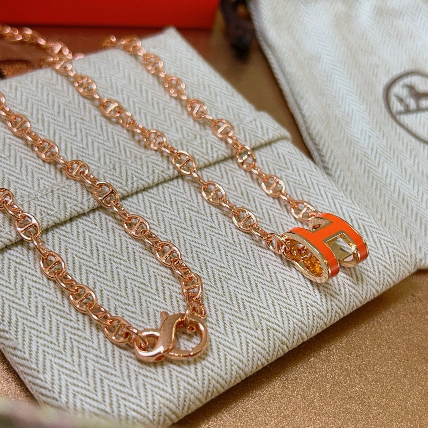 NO:533586,Hermes necklaces, new product releases, HERMES essential pig nose series jewelry, high-end customization, high-end chain classic matching, new products, simple and fashionable counters, hot products shipped and easy to control, unique design, necklaces worth buying, avant-garde, must-have for men and women!  , jewelry boutique, hermes, hermes, necklace19860909批 爱马仕项链 新品发布 HERMES 必备款猪鼻子系列首饰 高端定制.高端链条经典搭配 新品 简单时尚专柜一致 火爆款出货穿搭轻松驾驭 设计独特 值得入手的项链 前卫 男女必备款！,饰品精品,hermes,hermes,necklace,Jewelry