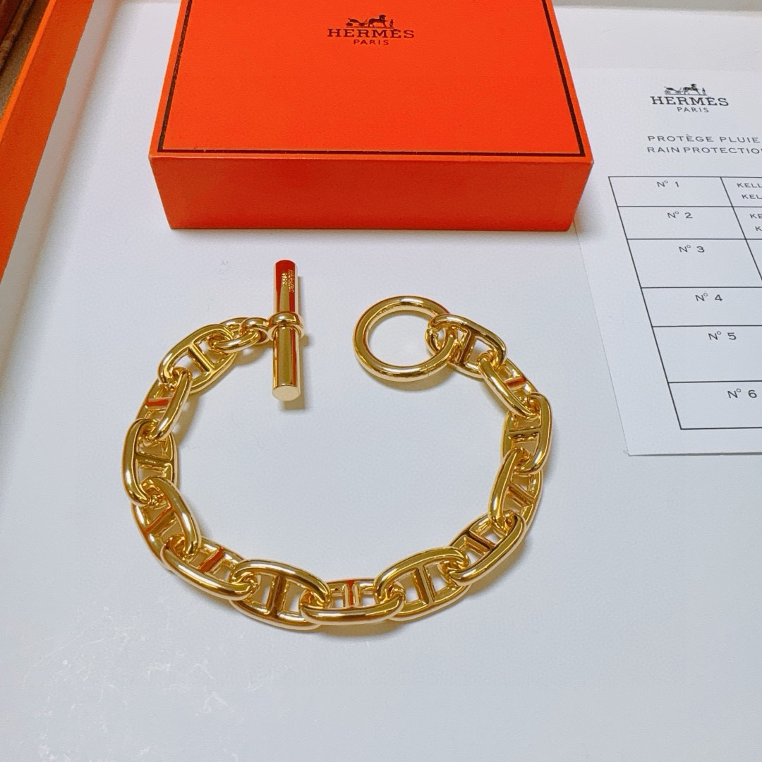 NO:533598,Bill. The new product is released. The thickened version of Hermes pig nose bracelet, the thickened version of high-quality semester, the grinding of the water chestnut is very delicate, the texture of the hand-made K-gold, and the classic shape makes you love it. It is very worth buying!  The reproduction process is perfectly created!  , jewelry boutique, hermes, bracelet19860909批. 新品发布爱马仕猪鼻子手链,加厚版高级精工,菱角打磨非常细致,上手k金质感,经典造型让你爱不释手,非常值得入手！复刻工艺完美打造！,饰品精品,hermes,bracelet,Jewelry